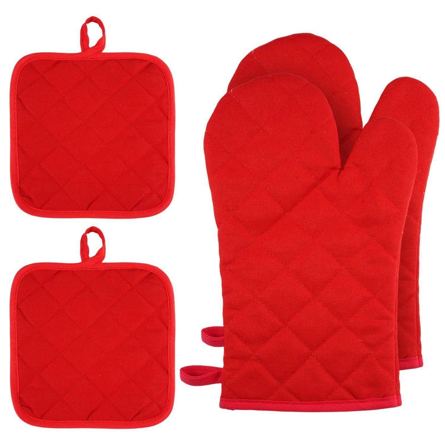 Rote gesteppte Ofenhandschuh und zwei passende quadratische Topflappen auf weißem Hintergrund.
