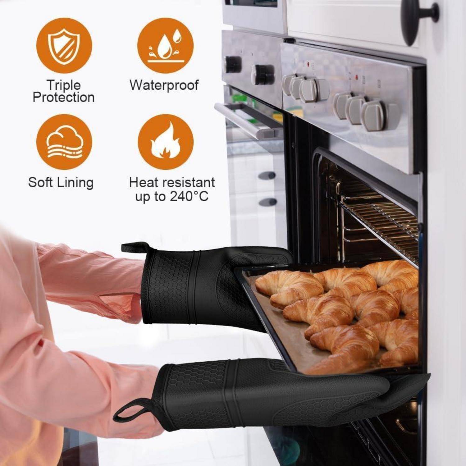 Schwarze hitzebeständige Ofenhandschuhe schützen die Hände beim Herausnehmen eines Tabletts mit Croissants aus dem Ofen; Symbole heben den dreifachen Schutz, Wasserdichtheit, weiches Futter und Hitzebeständigkeit bis 240°C hervor.