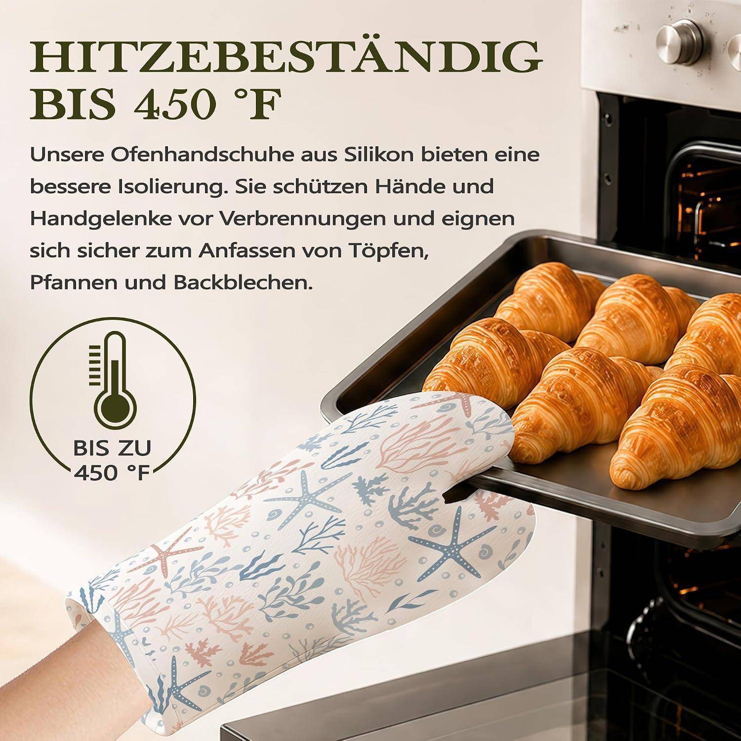 Ofenhandschuh mit Thermometer-Symbol und deutschem Text, der Hitzebeständigkeit bis 450°F angibt, wird gezeigt, wie ein Tablett mit Croissants aus einem Ofen herausgenommen wird.