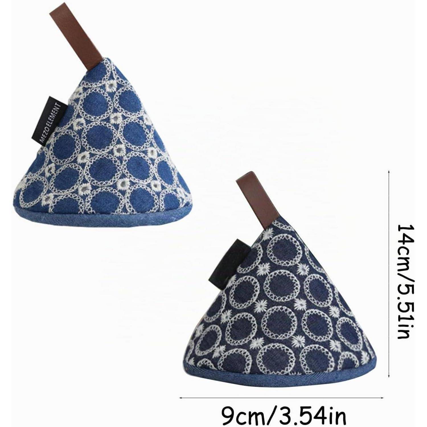 Blaukariertes dreieckiges Täschchen mit braunem Aufhängeband, dargestellt in zwei Ansichten mit Größenangaben von 14 cm Höhe und 9 cm Breite.