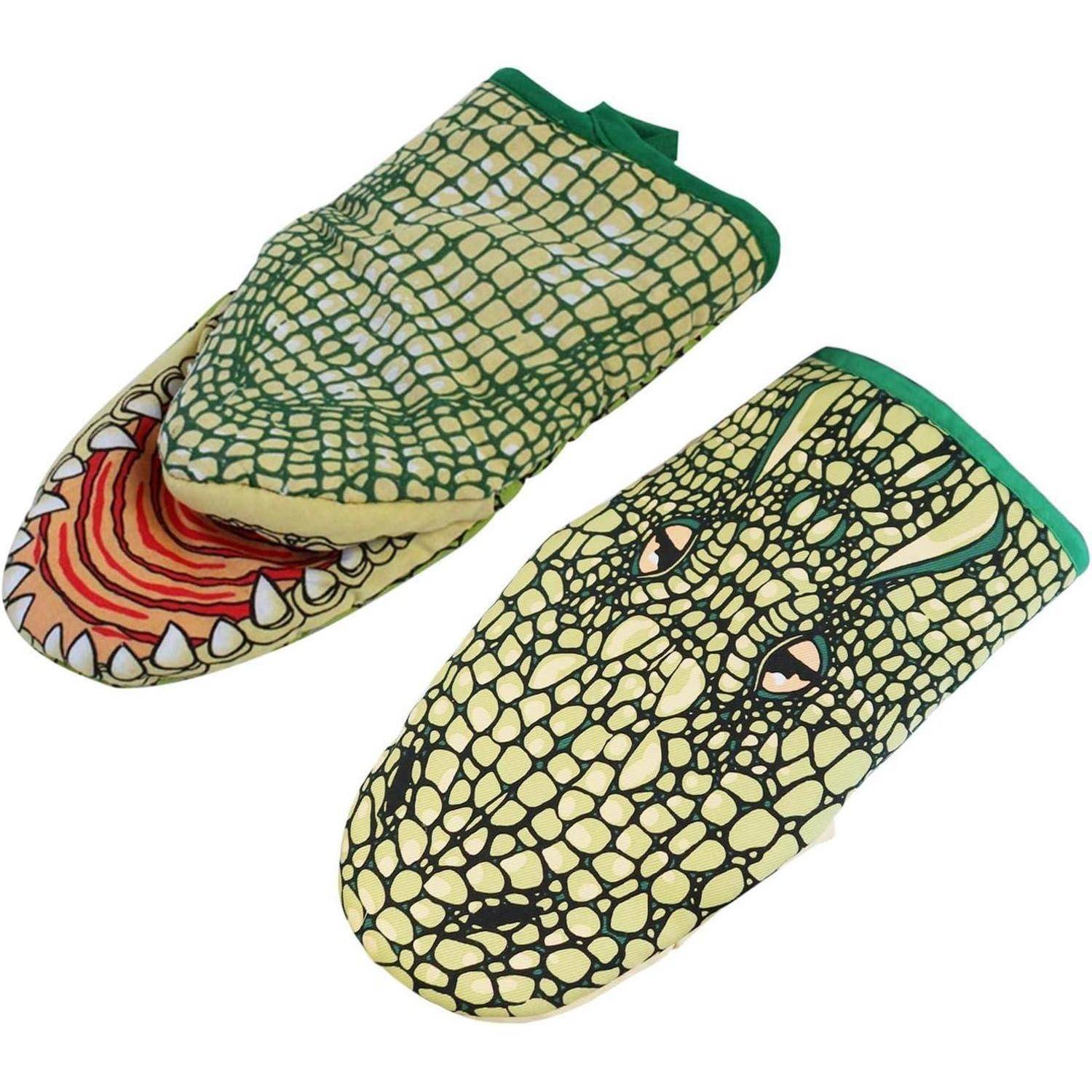 Paar grüne, reptilienthematische Ofenhandschuhe in Form von Krokodilköpfen, mit Zahn- und Schuppenmustern auf weißem Hintergrund.