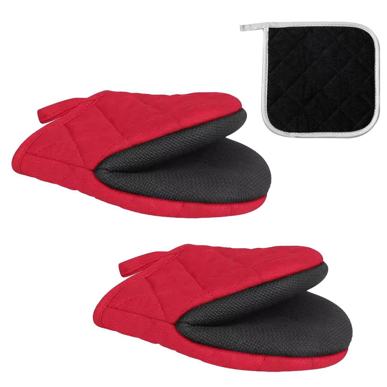 Zwei rote gesteppte Ofenhandschuhe mit schwarzen hitzebeständigen Handflächen plus ein passendes quadratisches schwarzes Topflappen mit grauem Rand.