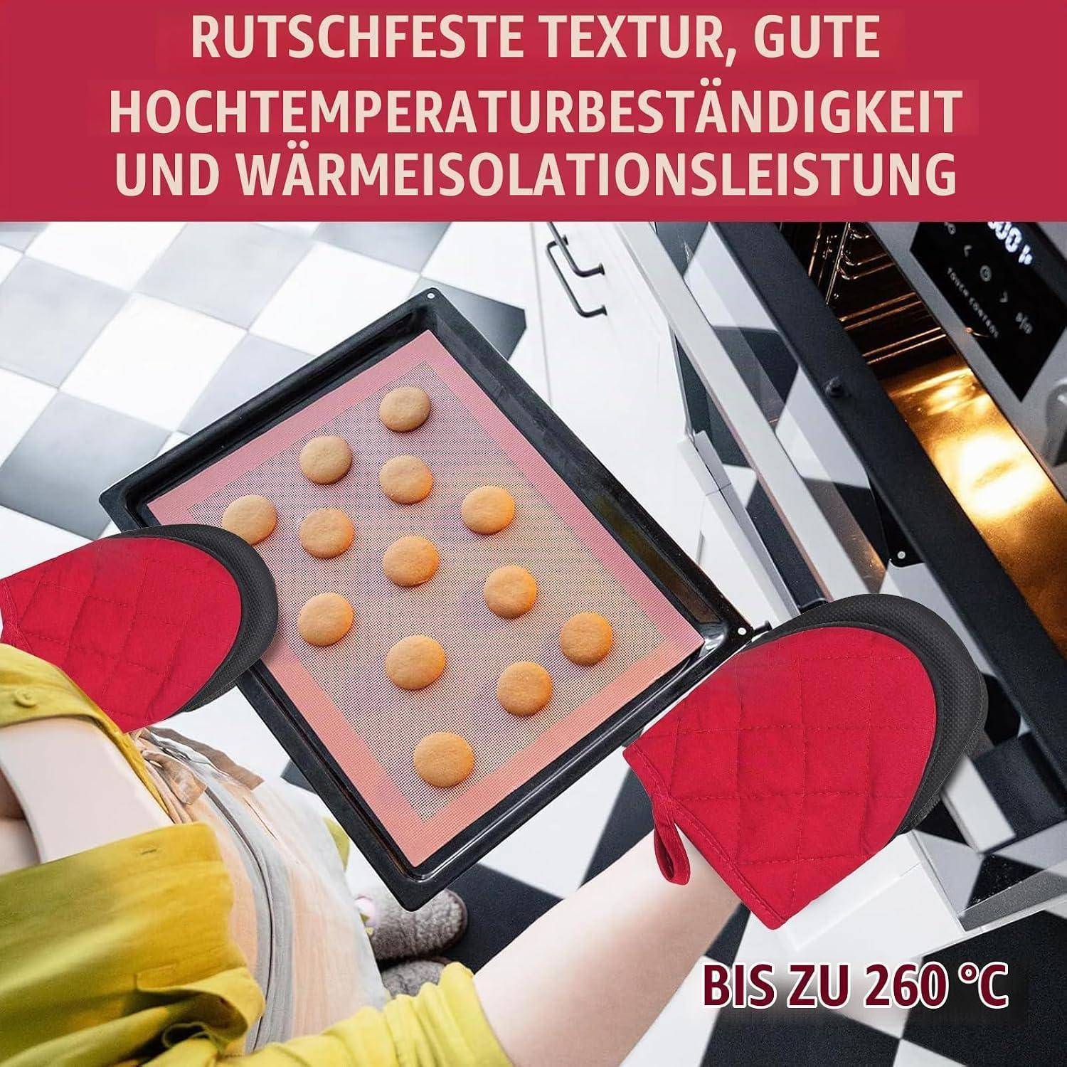 Backblech mit Keksen wird von roten Handschuhen gehandhabt, wobei die rutschfeste Textur, Wärmefestigkeit und Isolierung bis zu 260°C hervorgehoben werden.