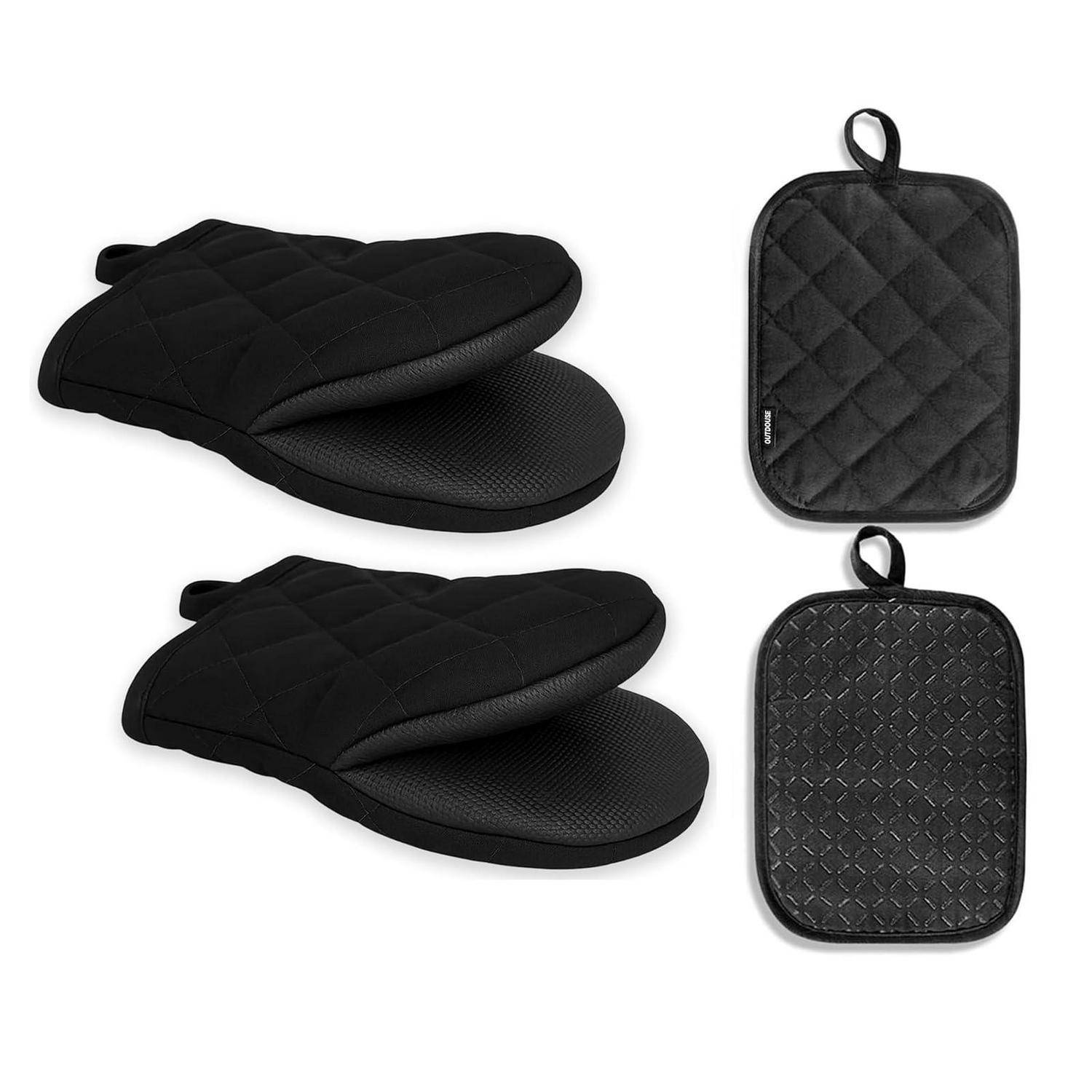 Schwarze gesteppte Ofenhandschuhe, gezeigt mit passenden hängenden Topflappen-Pads, von vorne und hinten auf weißem Hintergrund präsentiert.