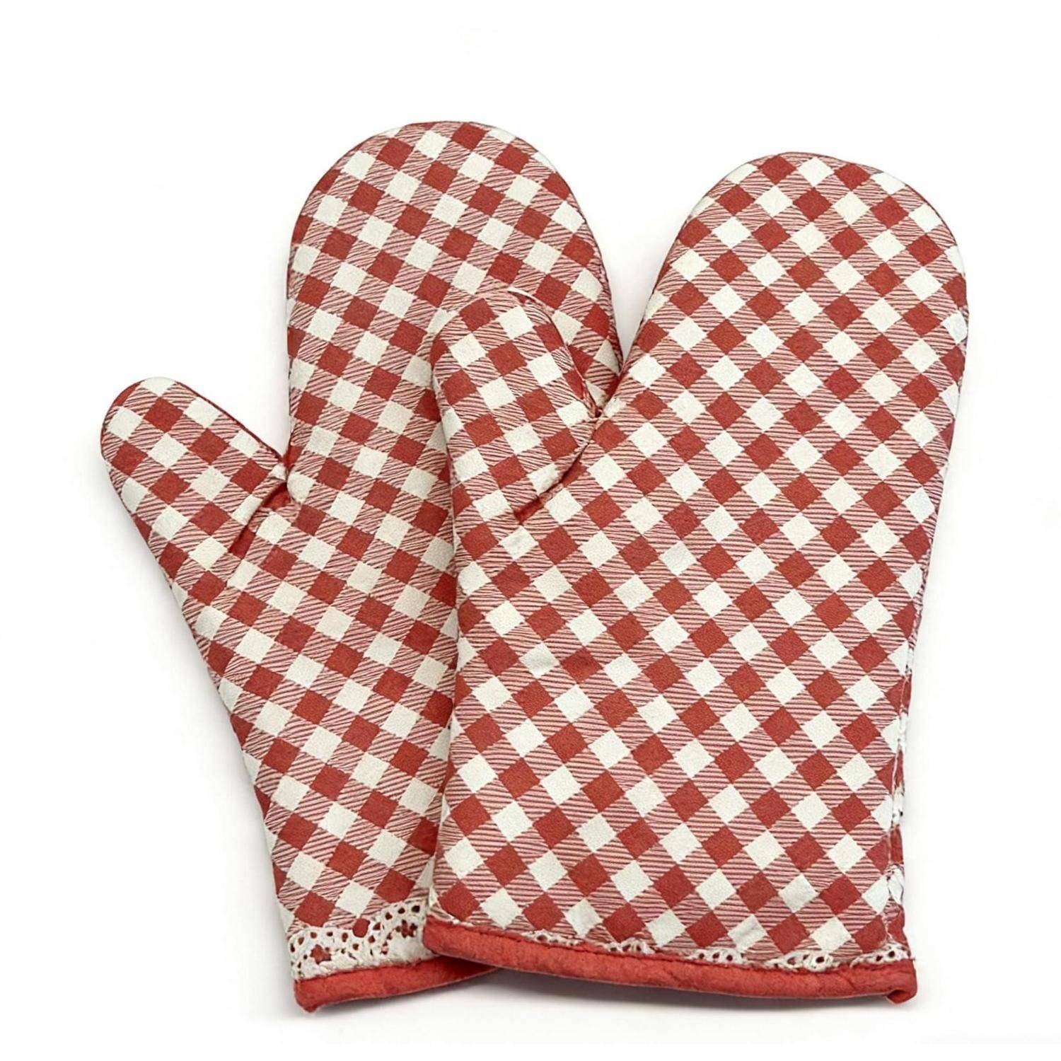Paar rote und weiße karierte Ofenhandschuhe, die sich auf weißem Hintergrund überlappen.