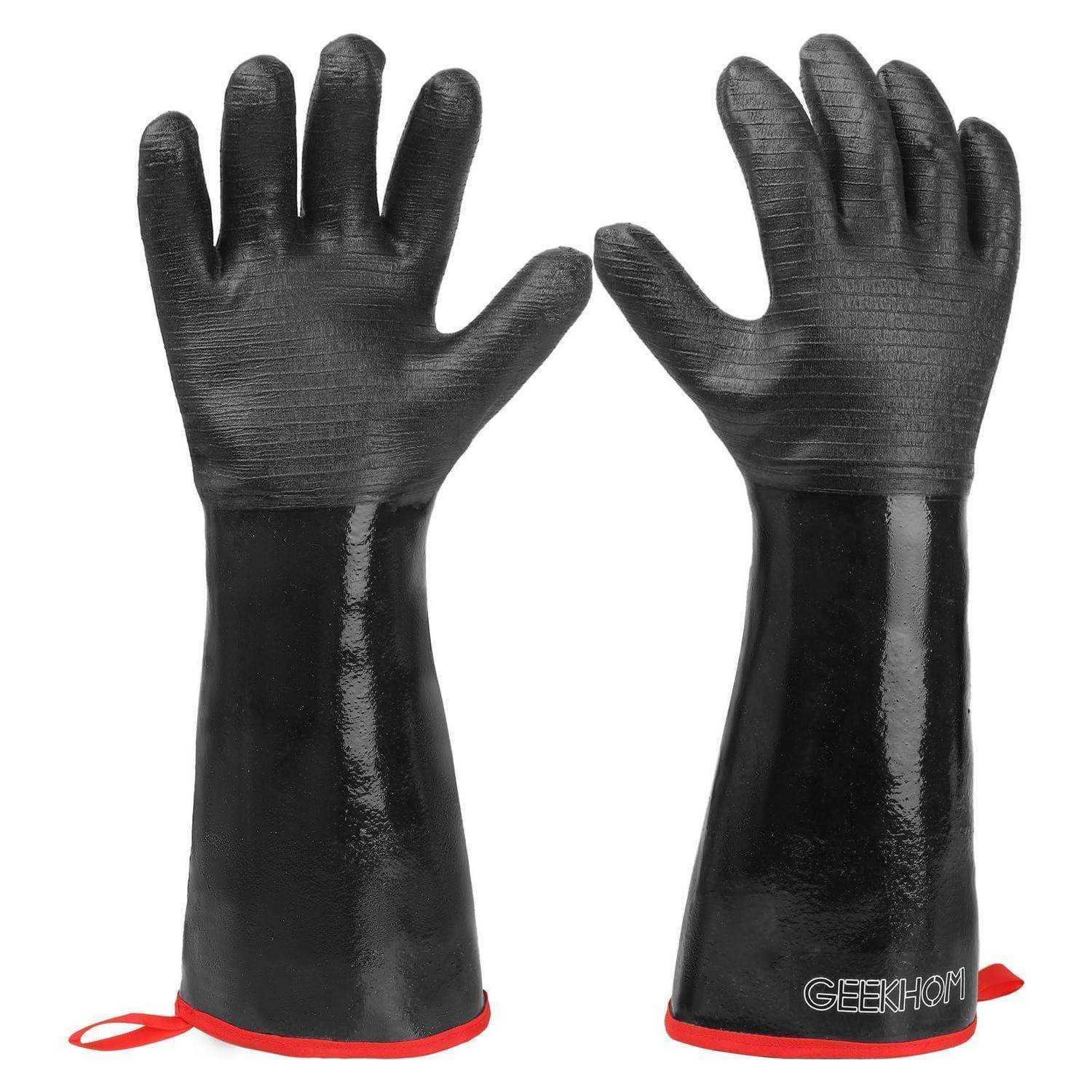 Paar schwarze wasserdichte Handschuhe mit roten Manschetten und langen glänzenden Ärmeln, von vorne und hinten auf weißem Hintergrund gezeigt.
