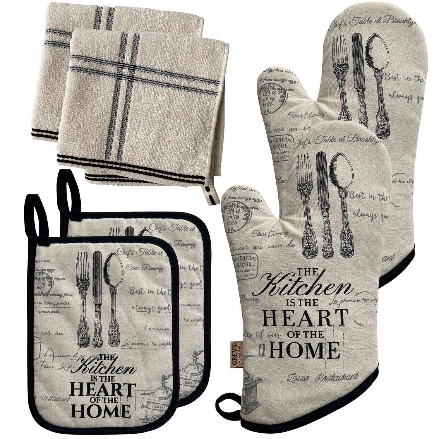 Satz Küchenleinen: zwei Topflappen, ein Ofenhandschuh und zwei gefaltete Handtücher mit Vintage-Besteck-Druck und Text „The kitchen is the heart of the home