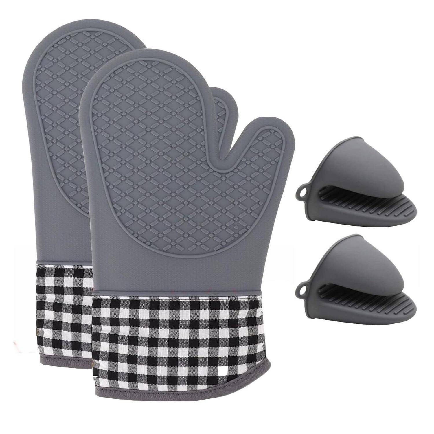 Graue Ofenhandschuhe mit schwarz-weißem karierten Manschetten, die neben zwei passenden grauen Silikon-Topflappen gezeigt werden.
