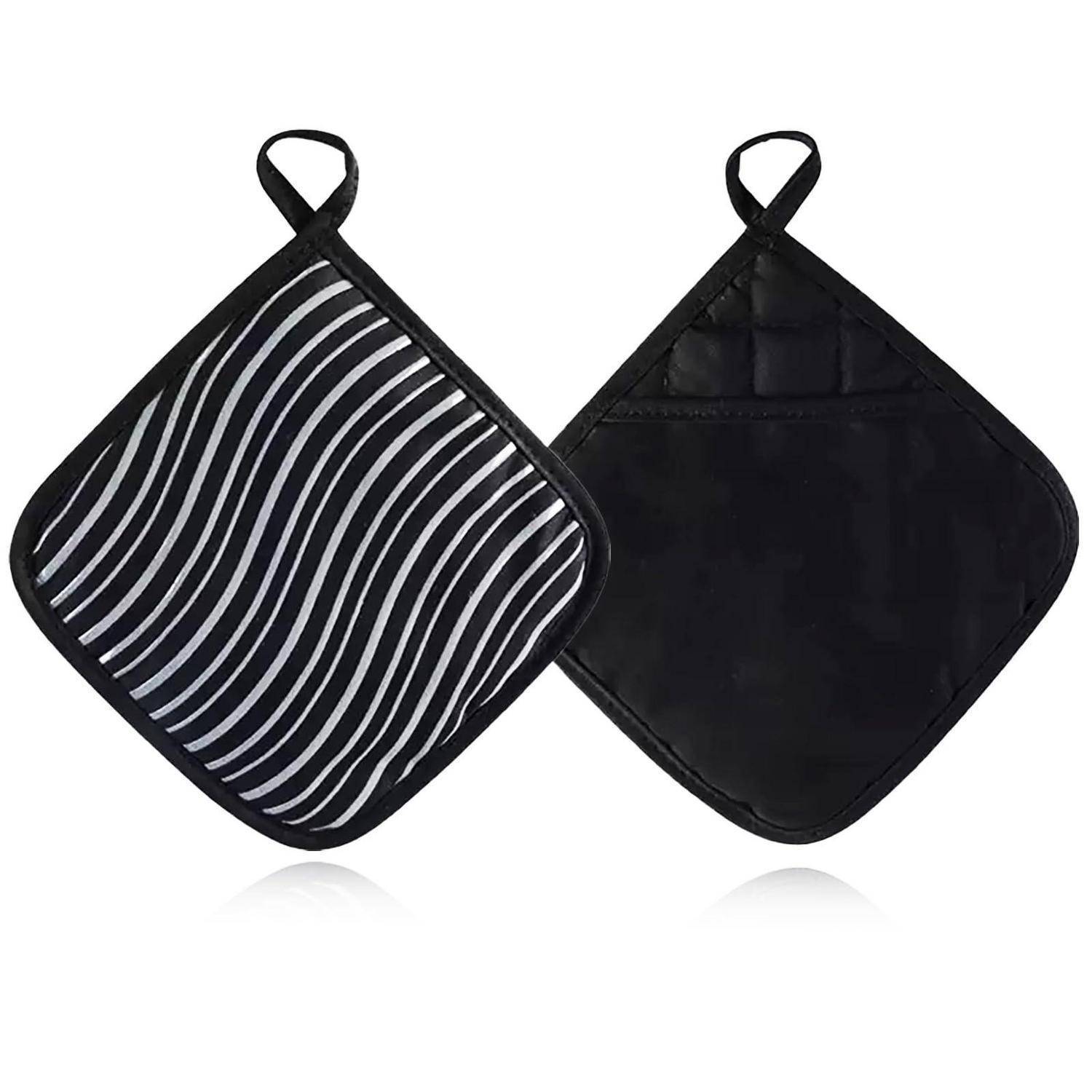 Zwei quadratische schwarze Topflappen mit Aufhängeschleifen; eine Seite hat schwarzweiße Streifen, die andere ist einfarbig schwarz.