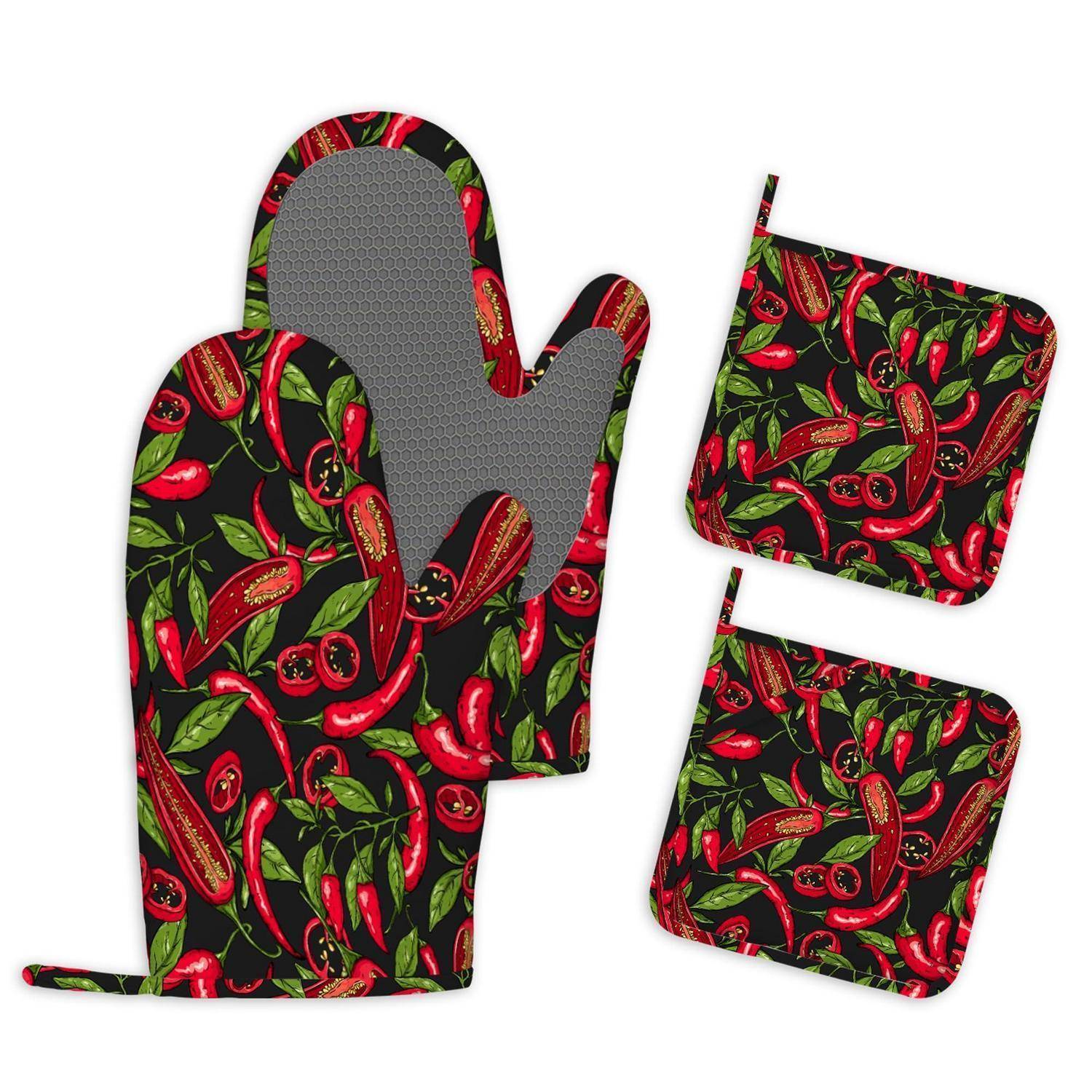 Gemusterter Ofenhandschuh mit passenden quadratischen Topflappen, bedeckt mit rotem Chilischoten-Druck auf schwarzem Hintergrund.