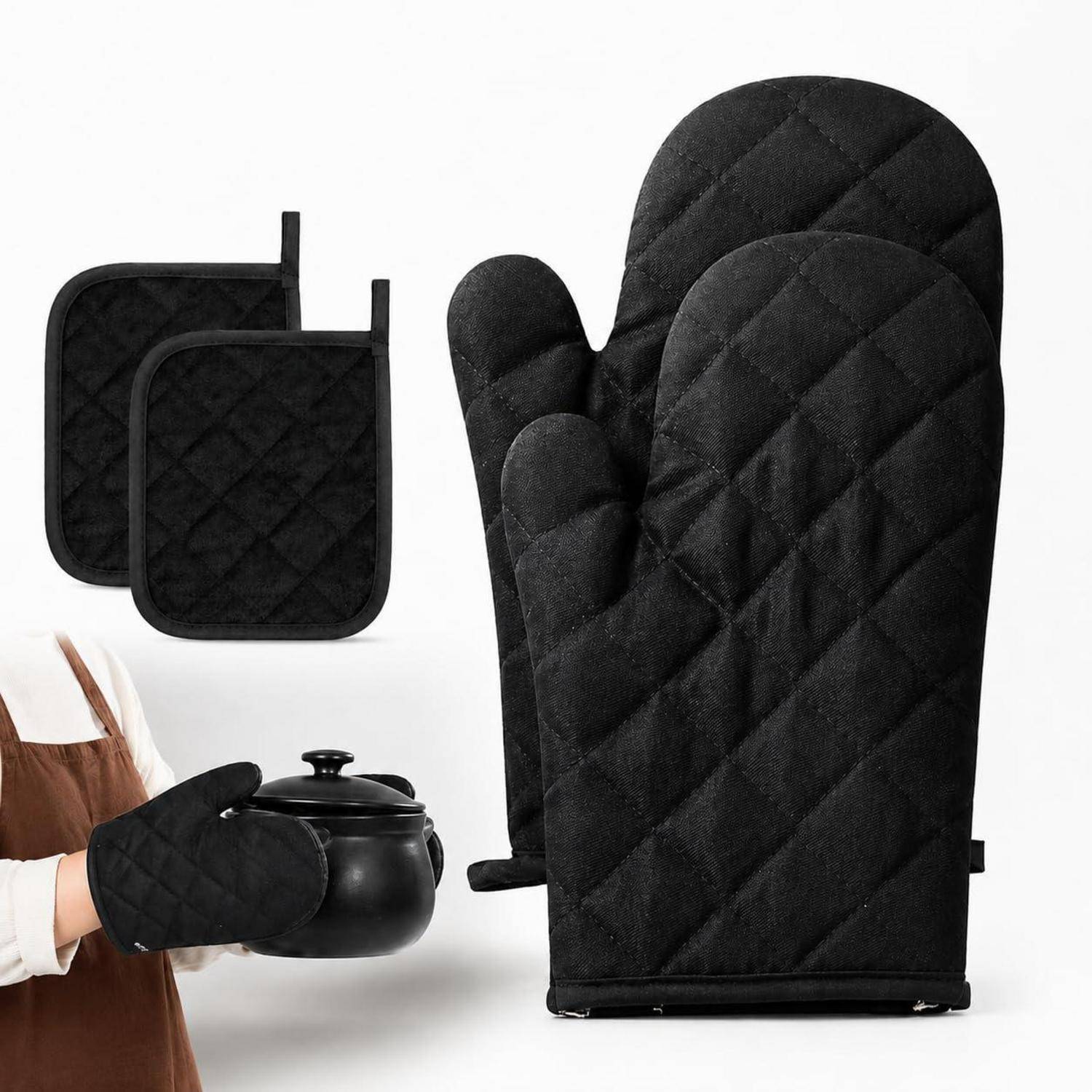 Schwarzes gestepptes Ofenhandschuh-Set mit zwei Topflappen, dargestellt beim Schutz einer Hand, die einen heißen Topf hält.