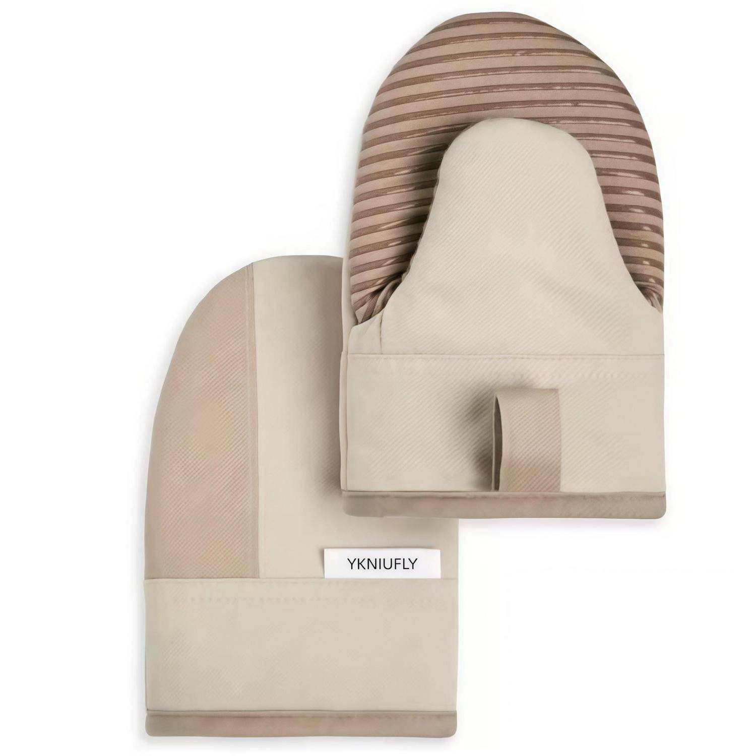 Paar beige gestreifte Slip-On-Schuhüberzüge mit kleiner Fersenlasche, auf weißem Hintergrund dargestellt.