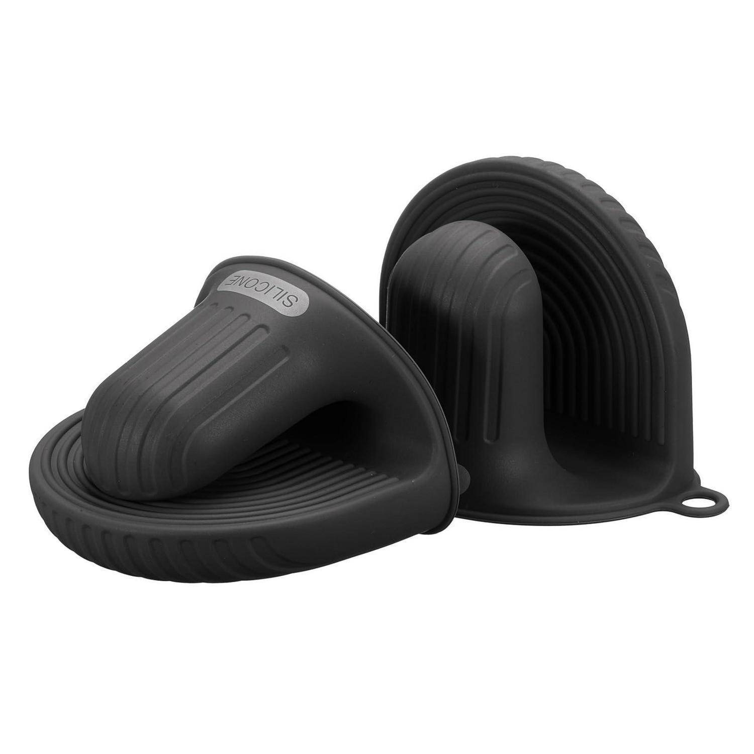 Schwarze Silikon-Ofenhandschuhe mit gerilltem Griff, gefaltet und aufrecht auf weißem Hintergrund dargestellt.