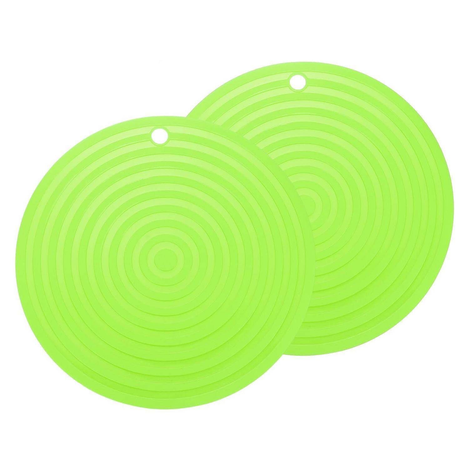 Zwei sich überlappende leuchtend grüne Silikon-Topfuntersetzer mit Aufhängelöchern, gezeigt auf weißem Hintergrund.