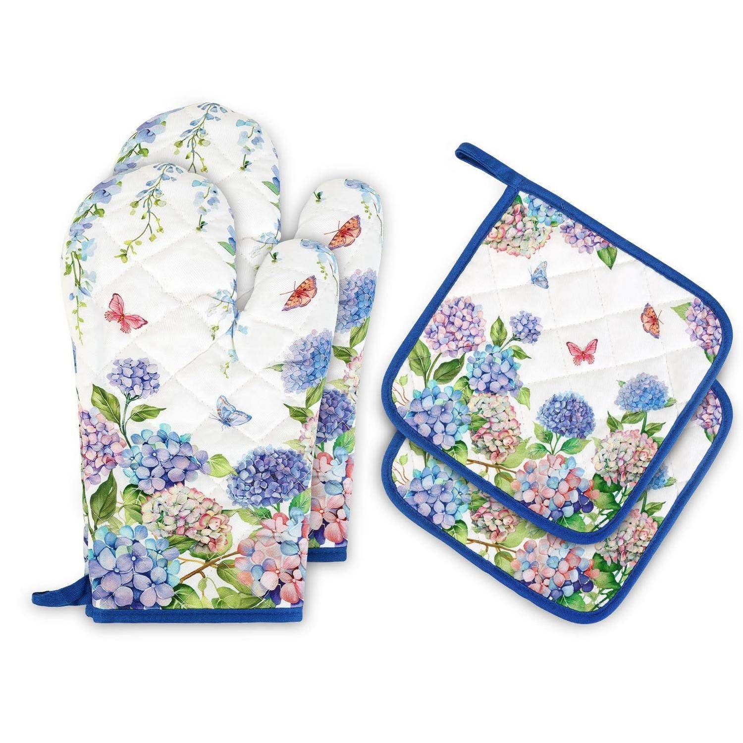 Blumiger Ofenhandschuh und zwei passende Topflappen mit blauem Rand, dekoriert mit Hortensien und Schmetterlingen auf weißem Hintergrund.