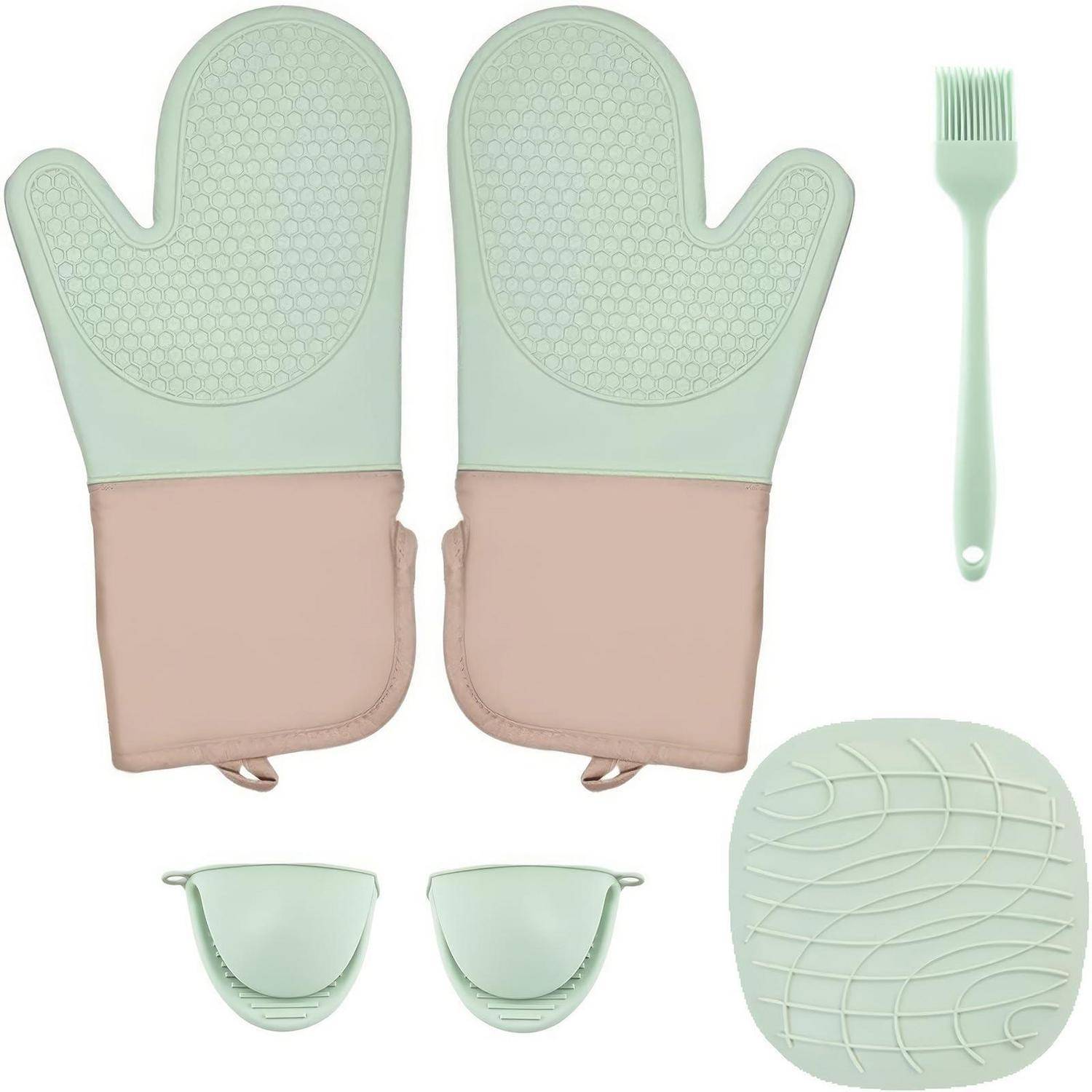 Küchen-Set in Mint und Beige mit zwei Silikon-Ofenhandschuhen, einem Backpinsel, zwei Topflappen und einem quadratischen Untersetzer auf weißem Hintergrund.
