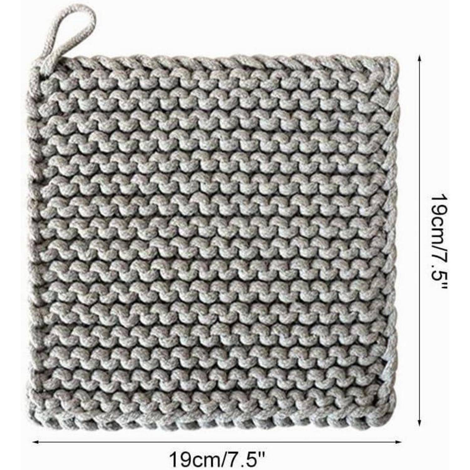 Grau gestrickter quadratischer Beutel oder Topflappen mit Schlaufe, dargestellt als 19 cm mal 19 cm.