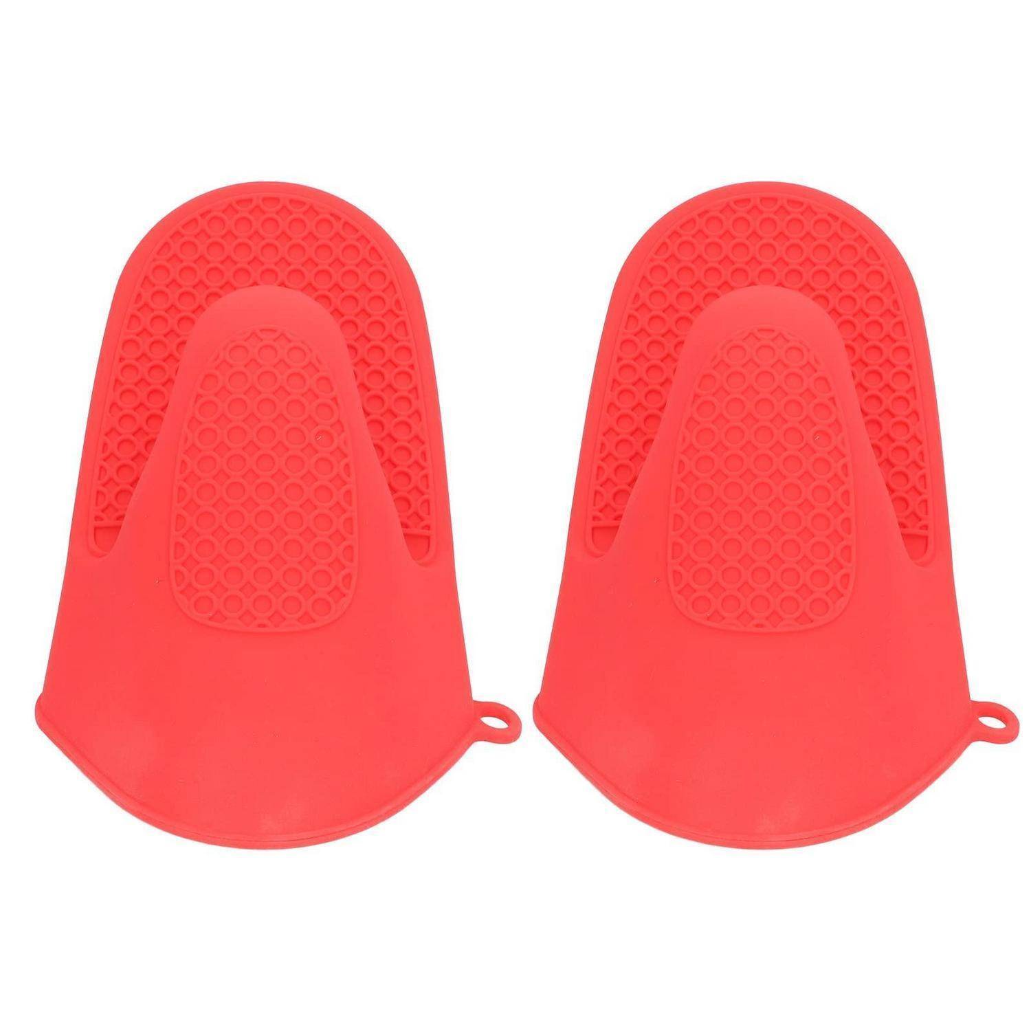 Paar rote Silikon-Ofenhandschuhe mit strukturierten Griffflächen, nebeneinander auf weißem Hintergrund dargestellt.