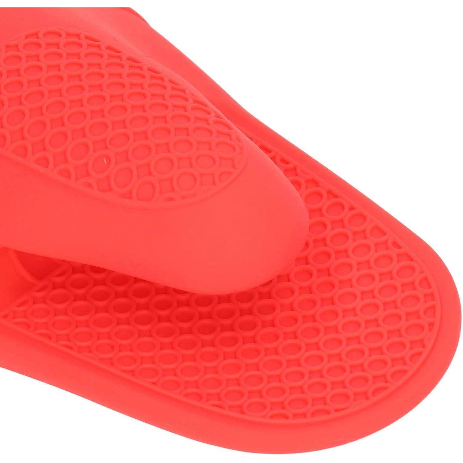 Nahaufnahme von leuchtend roten Gummi-Flip-Flops mit strukturierten Sohlen auf weißem Hintergrund.