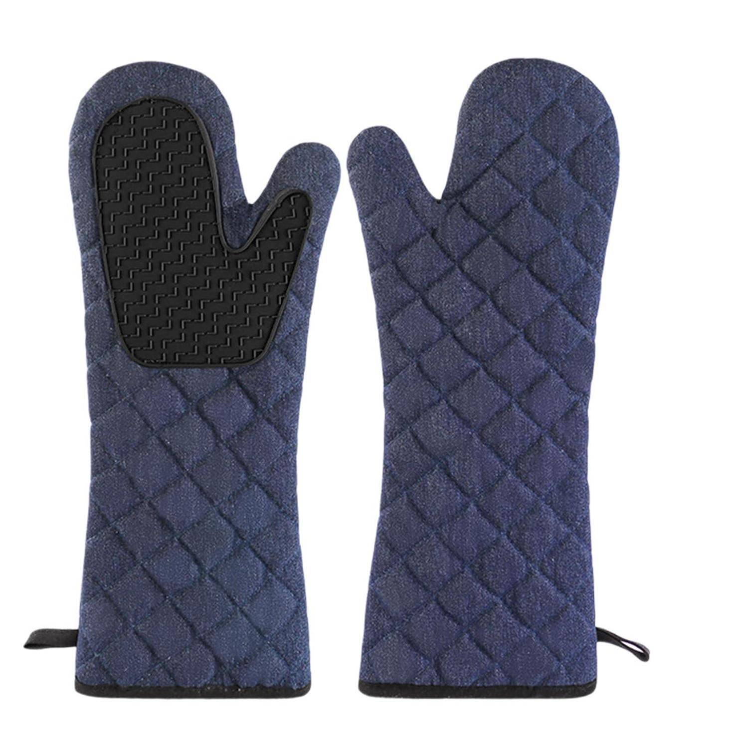 Paar blauer gesteppter Ofenhandschuhe, einer mit schwarzem hitzebeständigem Griffschutz auf der Handfläche, isoliert auf weißem Hintergrund.