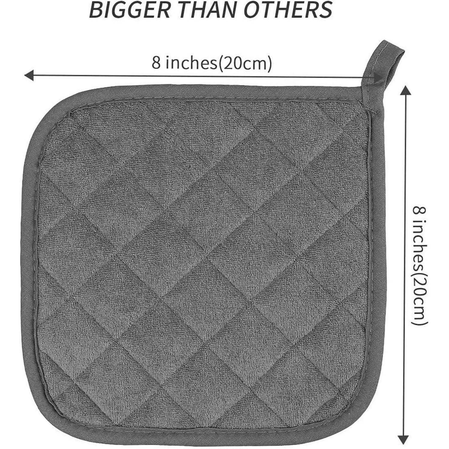 Grau gesteppter quadratischer Ofenhandschuh/Topflappen mit der Aufschrift „BIGGER THAN OTHERS