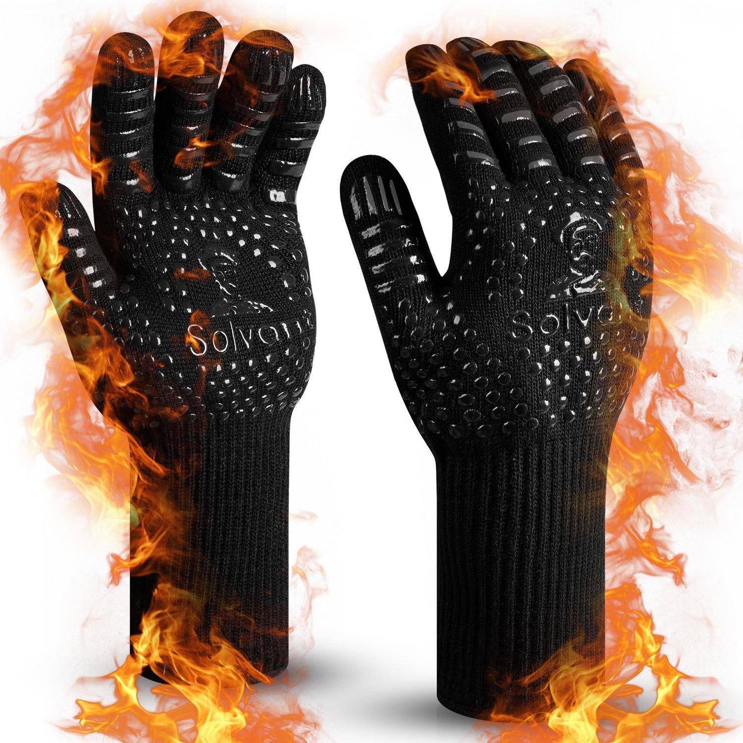 Paar schwarze hitzebeständige Handschuhe mit Flammen-Grafiken, von vorne und von hinten auf weißem Hintergrund gezeigt.