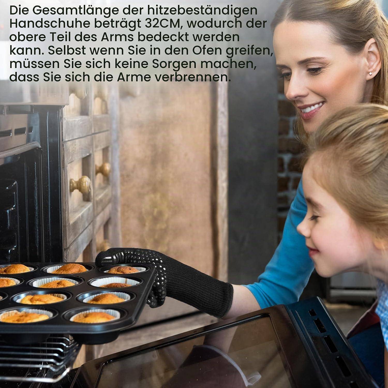 Frau und Kind verwenden einen langen hitzebeständigen Ofenhandschuh, um ein Muffinblech sicher aus dem Ofen zu entnehmen; der deutsche Text besagt, dass der 32 cm lange Handschuh den Unterarm schützt.