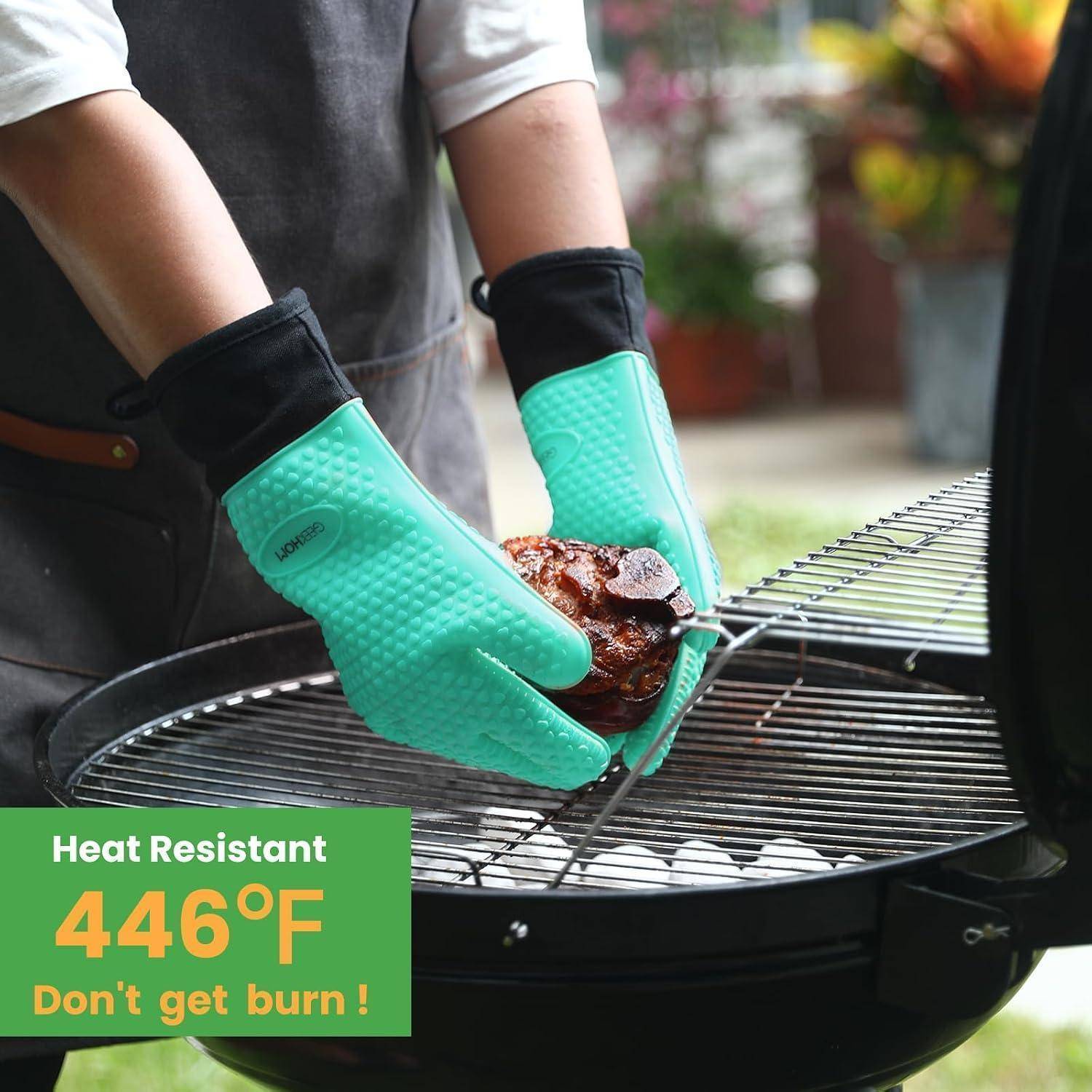 Person trägt türkisfarbene hitzebeständige Handschuhe und handhab heißes Essen auf einem Grill; Text lautet „Hitzebeständig 446°F Vorsicht vor Verbrennungen!