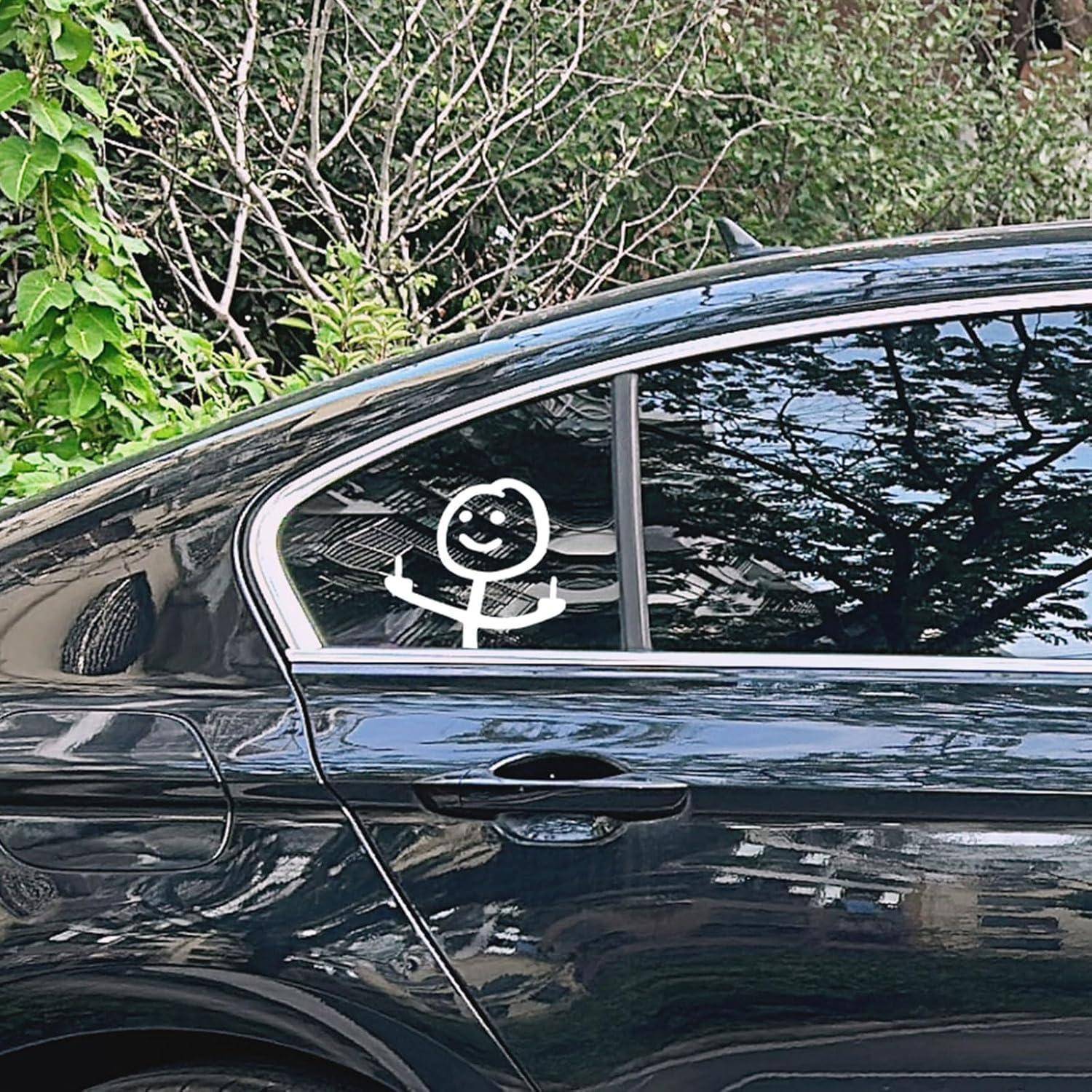 Seitenansicht einer schwarzen Limousine mit einer weißen, lächelnden Strichmännchen-Aufkleber auf der hinteren Fensterscheibe.