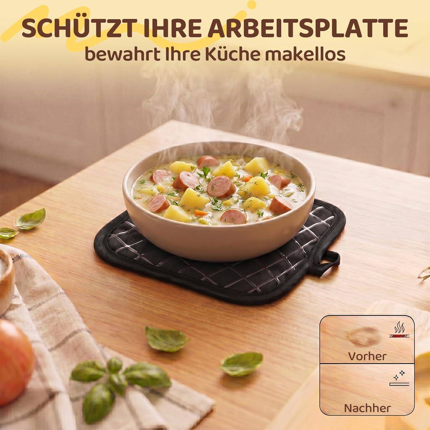 Anzeige mit einer dampfenden Schüssel auf einer Arbeitsplatte in der Küche, geschützt durch eine schwarze Matte, mit deutschem Text „Schützt Ihre Arbeitsplatte, bewahrt Ihre Küche makellos