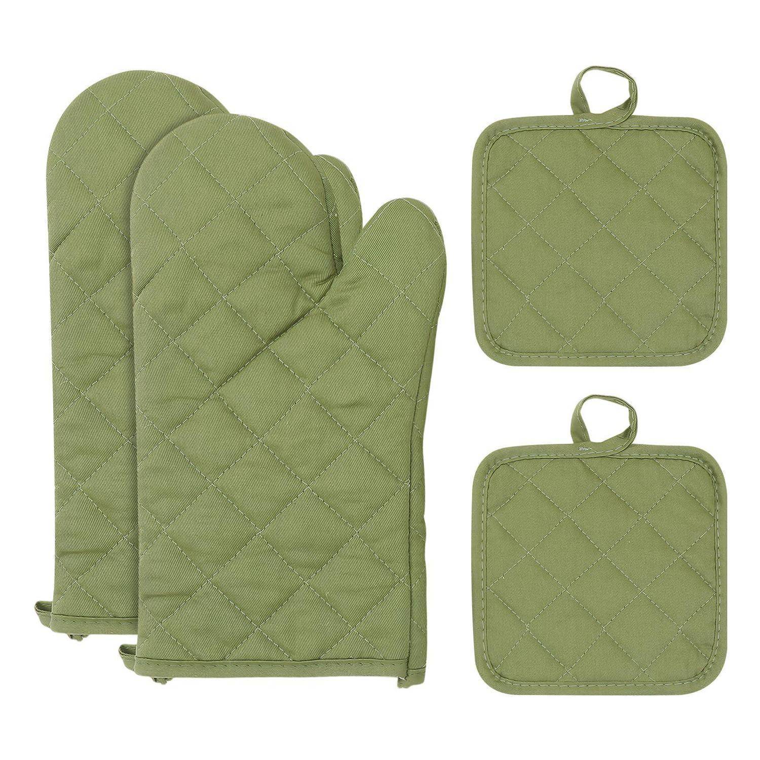 Grüner gesteppter Ofenhandschuh und zwei passende quadratische Topflappen mit Aufhängeschleifen auf weißem Hintergrund.