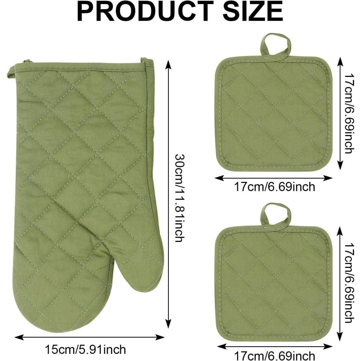 Größentabelle für Produkte für einen grünen gesteppten Ofenhandschuh und zwei quadratische Topflappen: Handschuh 30 x 15 cm, Topflappen 17 x 17 cm.
