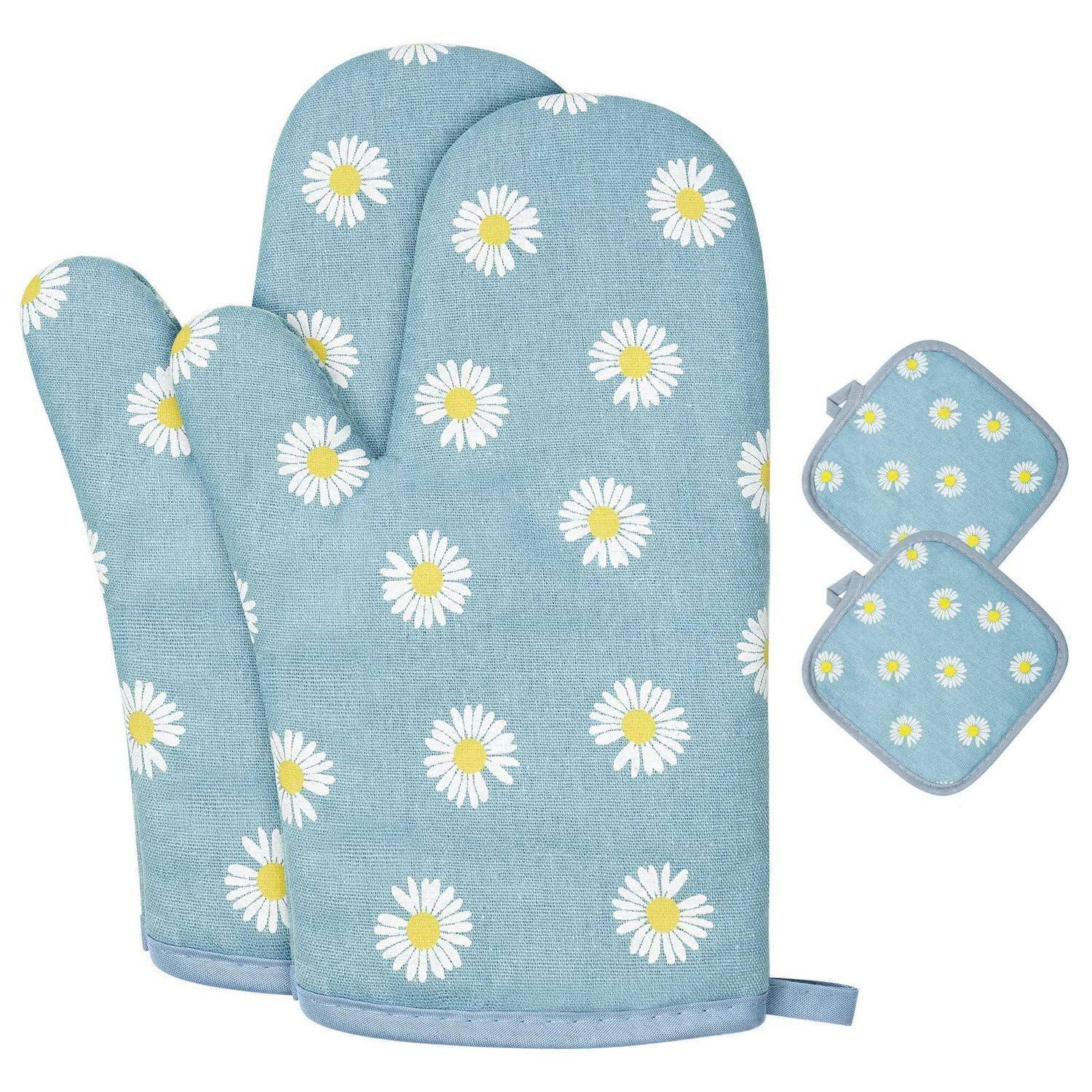 Blaukarierter Ofenhandschuh mit Gänseblümchen-Muster und zwei passenden quadratischen Topflappen, dargestellt als Küchen-Wärmeschutzset.