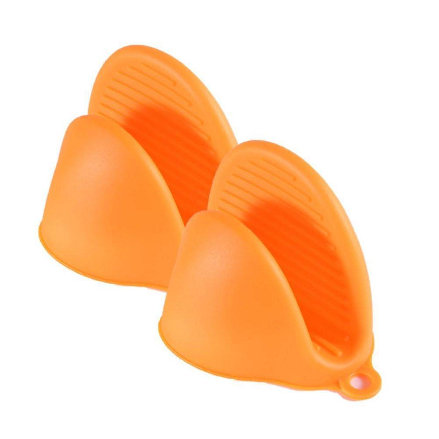 Paar orangefarbener Silikon-Ofenhandschuhe oder Fingerschutze mit gerillten inneren Oberflächen und Aufhängeschleifen auf weißem Hintergrund