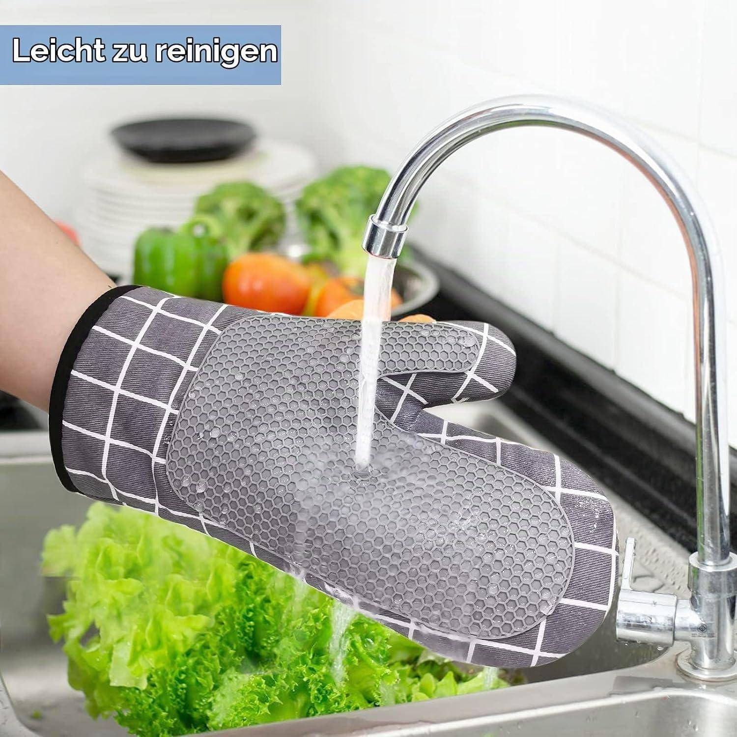 Wasser läuft über einen grau gemusterten Ofenhandschuh an einer Küchenspüle; Text sagt „Leicht zu reinigen