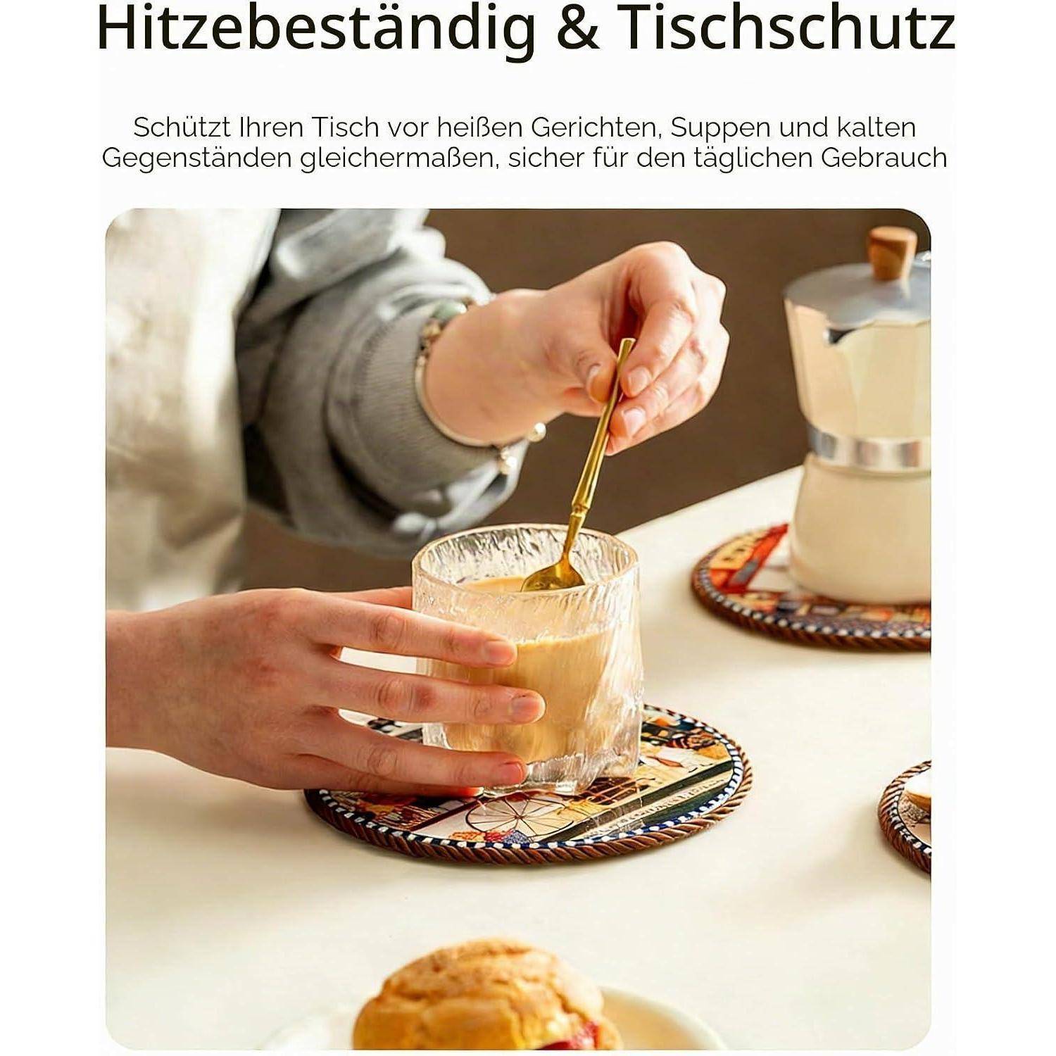 Person rührt ein heißes Getränk in einem Glas auf einem dekorativen Untersetzer um; der Text besagt, dass die Oberfläche wärmebest­ändig ist und Tische vor heißen und kalten Gegenständen schützt.