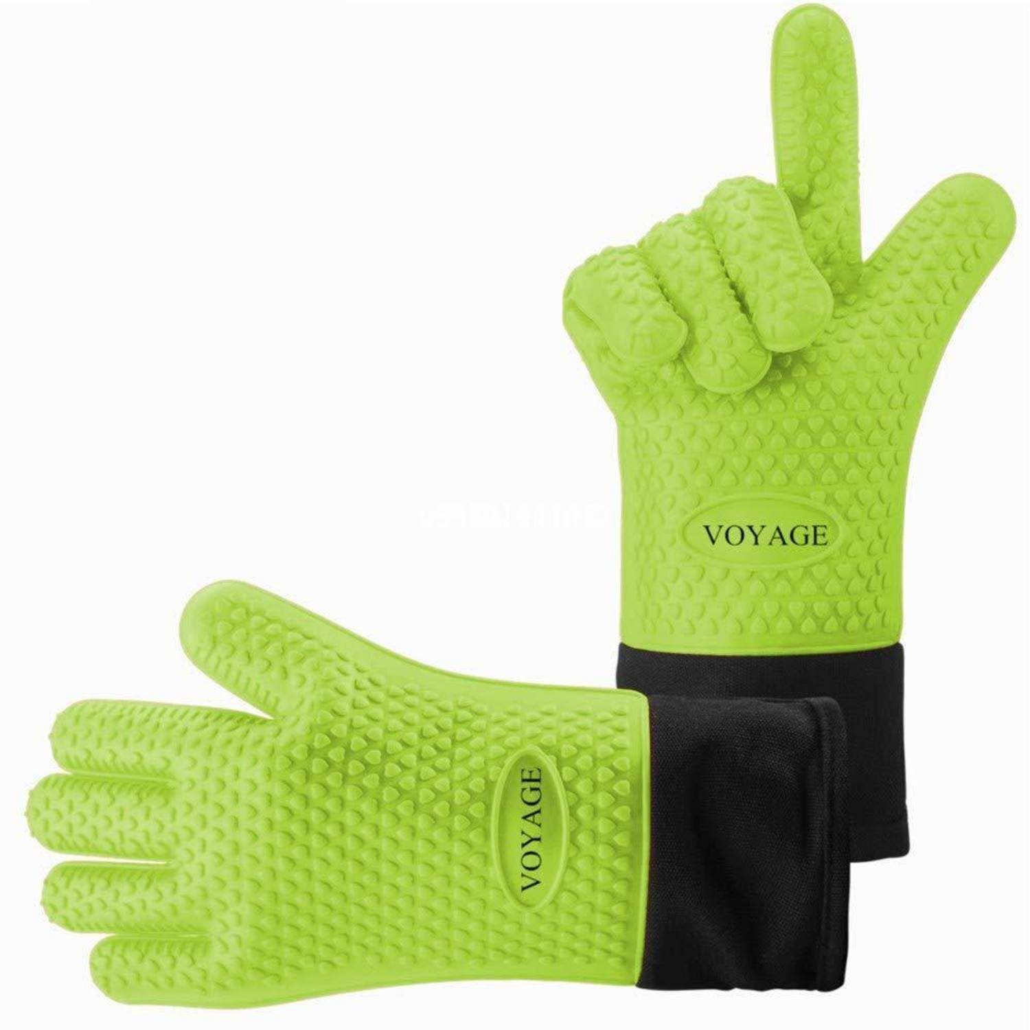Leuchtend grüne Silikonofenhandschuhe mit schwarzen Manschetten, eine Hand aufrecht und eine flach liegend, beide mit der Marke 'VOYAGE' versehen.