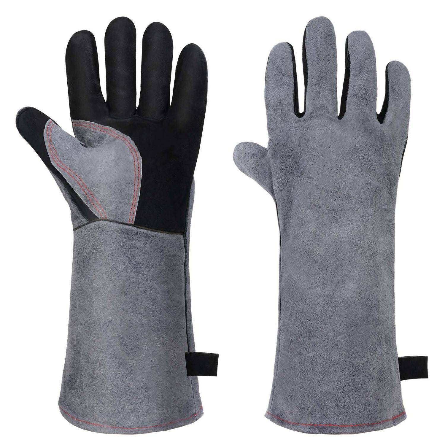 Paar graue Schutzarbeitshandschuhe mit schwarzen Handflächen und langen Stulpenbündchen, von vorne und hinten auf weißem Hintergrund gezeigt.