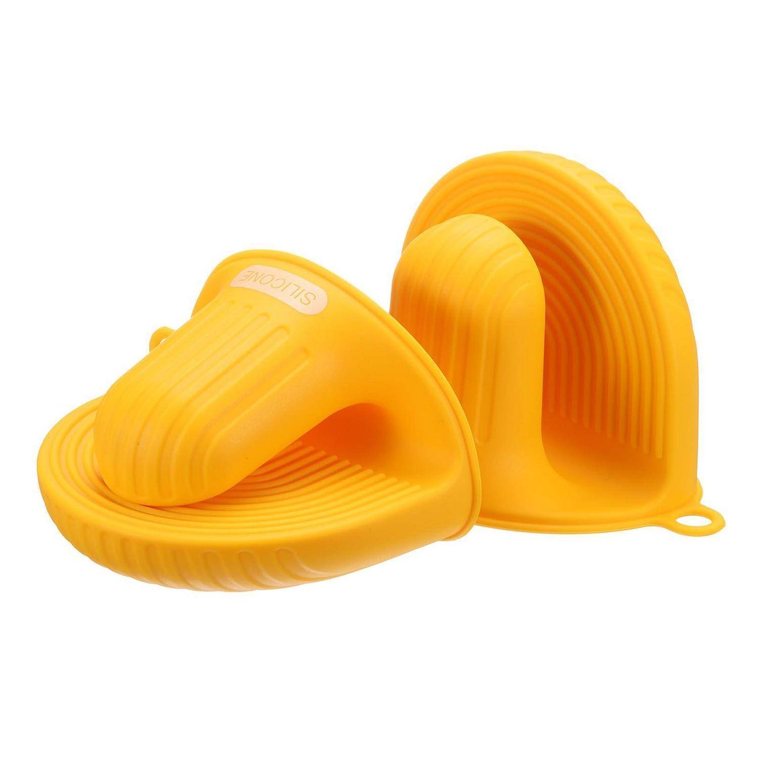 Gelbe Silikon-Ofenhandschuhe mit gerillter Griffoberfläche und Schlaufenlaschen, auf weißem Hintergrund dargestellt.