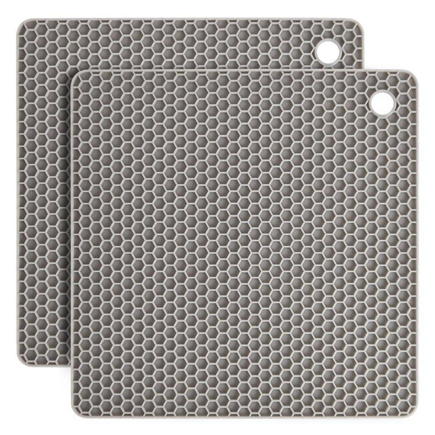 Zwei graue Matten oder Pads mit Wabenstruktur-Muster, quadratisch, leicht versetzt übereinander gestapelt, jede mit einem Loch in einer Ecke zum Aufhängen.
