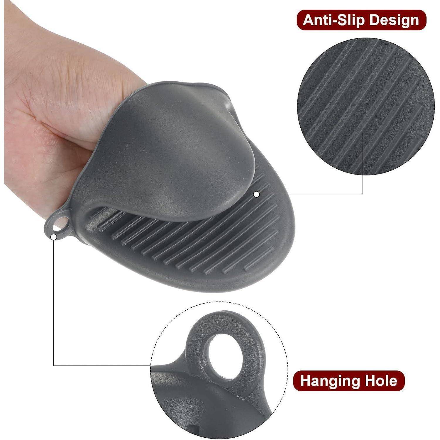 Hand, die ein graues Silikon-Griffpolster hält, das rutschfeste Rillen und ein Aufhängeloch zeigt, mit Beschriftungen für „Rutschfestes Design