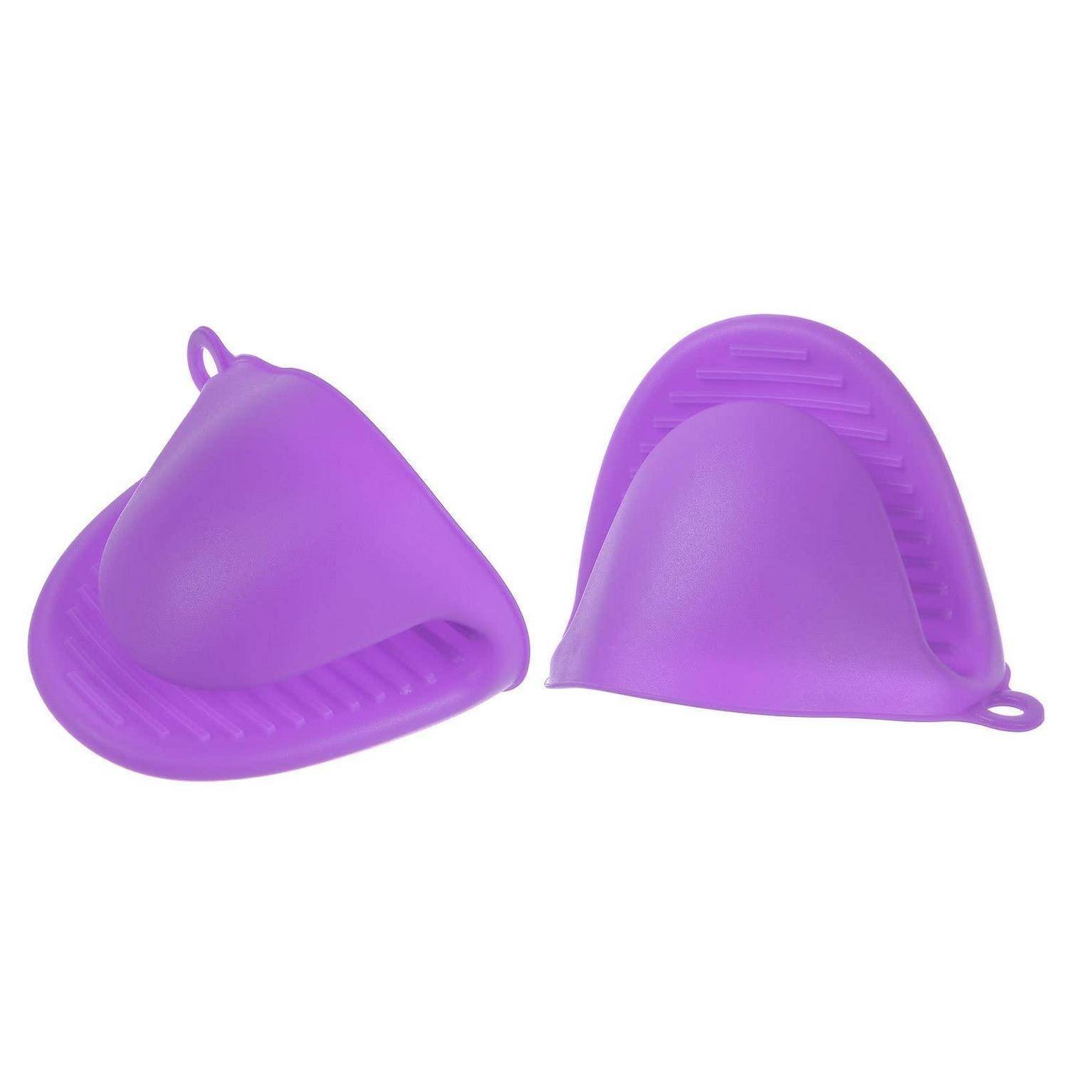 Violette Silikonuntersetzer mit Schlaufen, von zwei Winkeln auf weißem Hintergrund gezeigt.