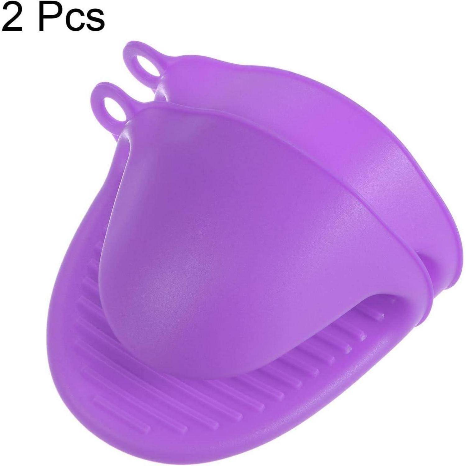 Zwei violette Silikon-Ofenhandschuhe oder Topflappen mit Aufhängeschleifen, beschriftet mit „2 Pcs