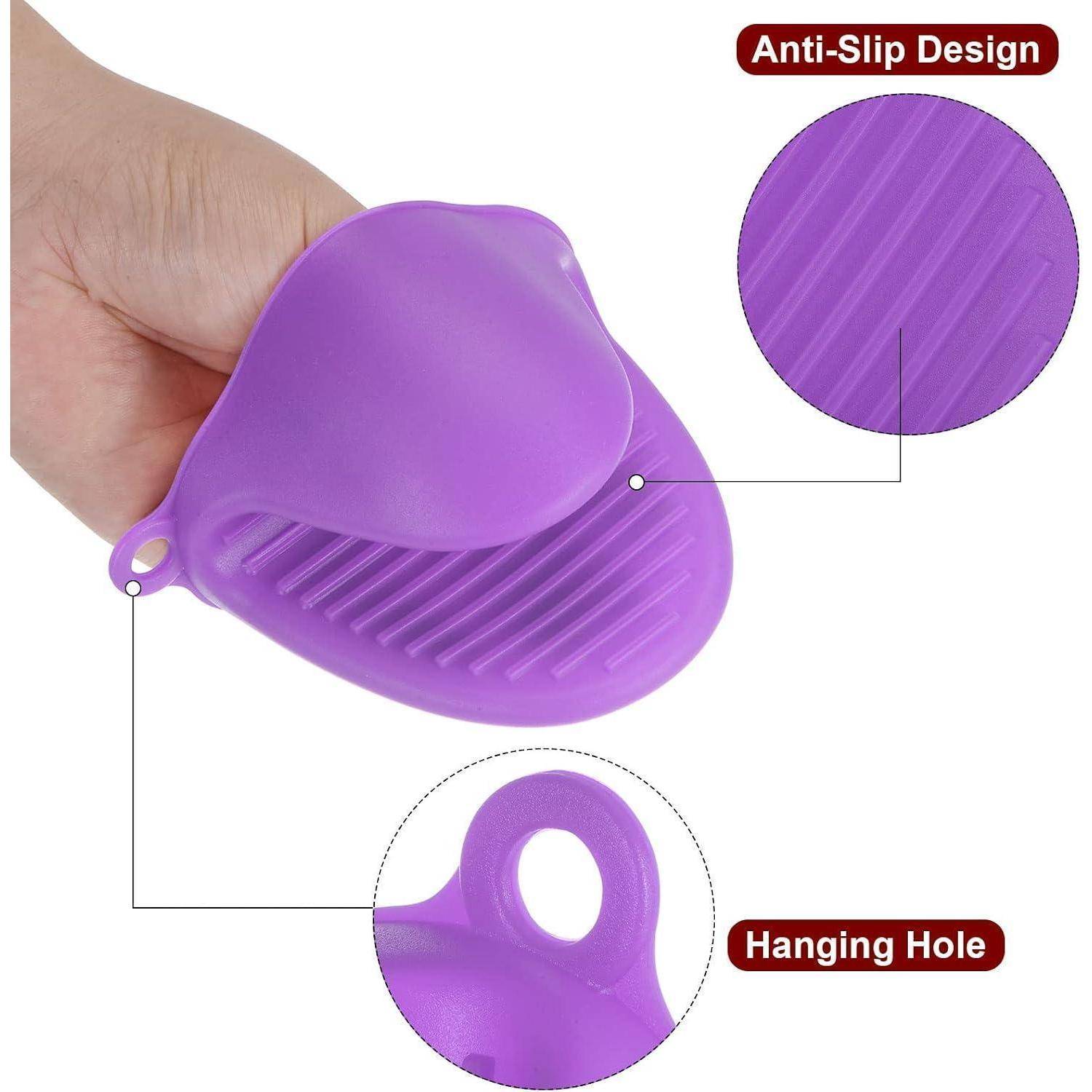 Violetter Silikongriff für die Küche mit strukturierter rutschfester Oberfläche und Aufhängeloch, in der Hand dargestellt mit Beschriftungen für „Rutschfestes Design