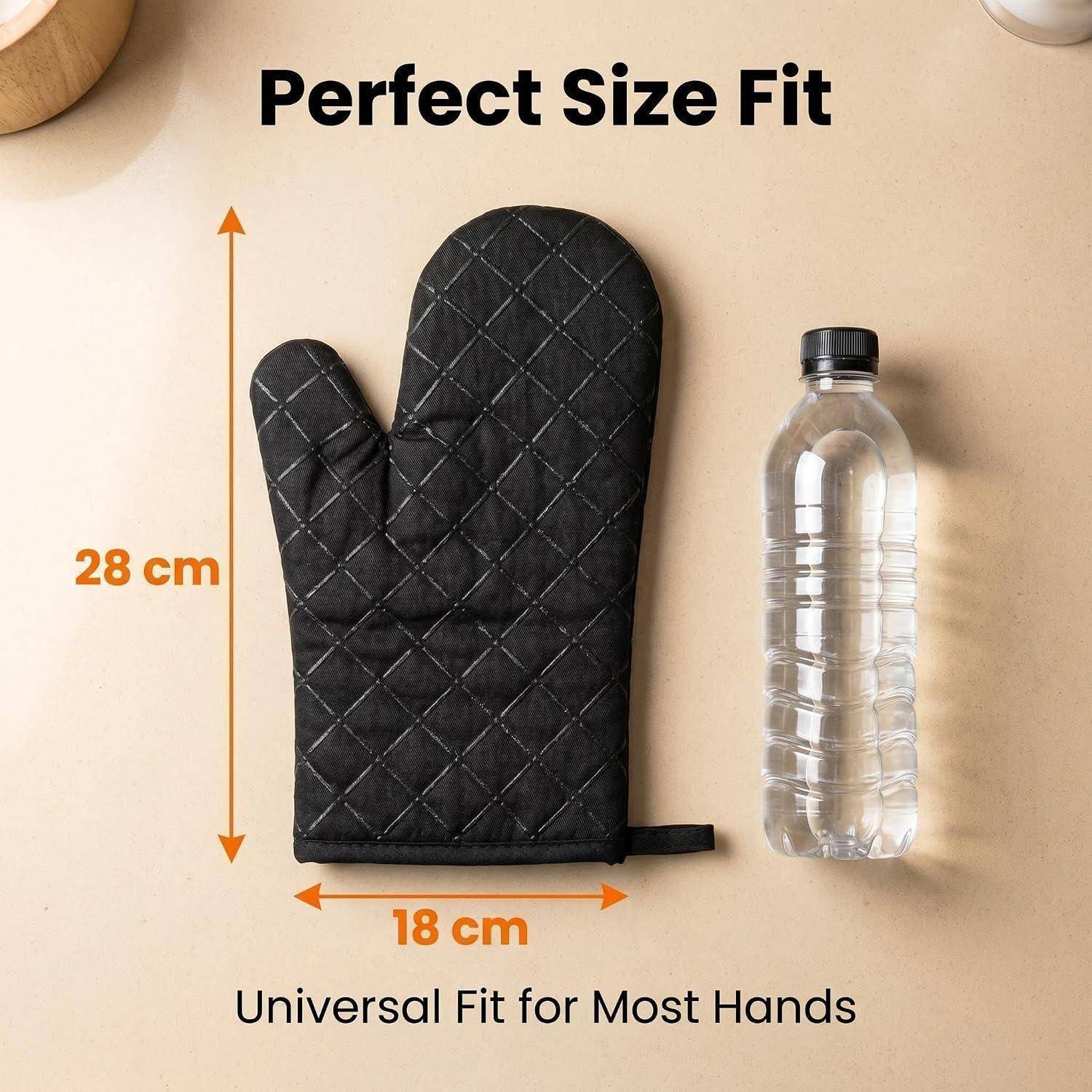 Schwarzer gesteppter Ofenhandschuh mit Größenangaben: 28 cm hoch und 18 cm breit, neben einer Wasserflasche; der Text lautet „Perfect Size Fit