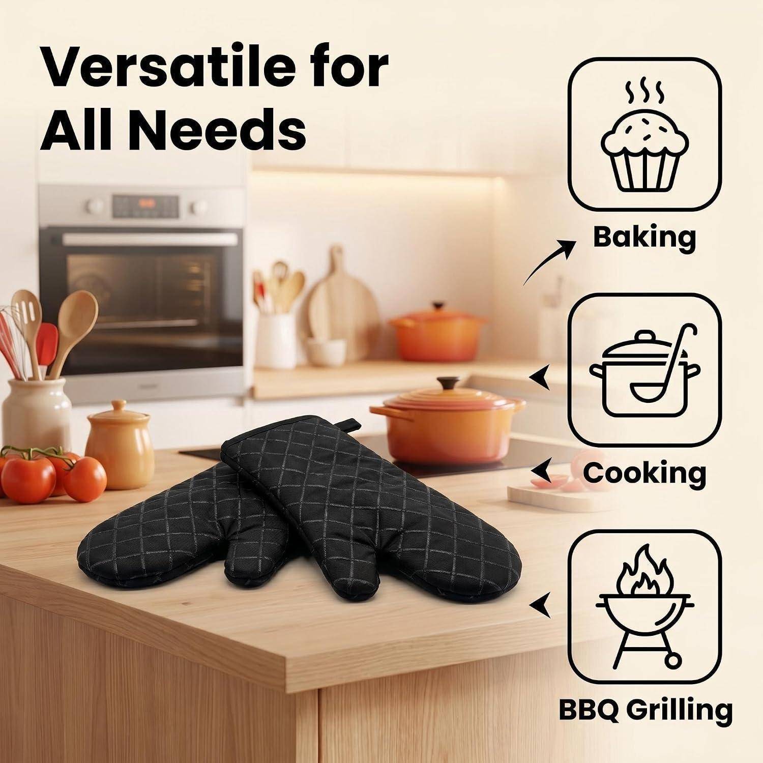 Küchenszene mit schwarzen Ofenhandschuhen auf einer Arbeitsplatte, gekennzeichnet als vielseitig einsetzbar zum Backen, Kochen und Grillen am Grill.