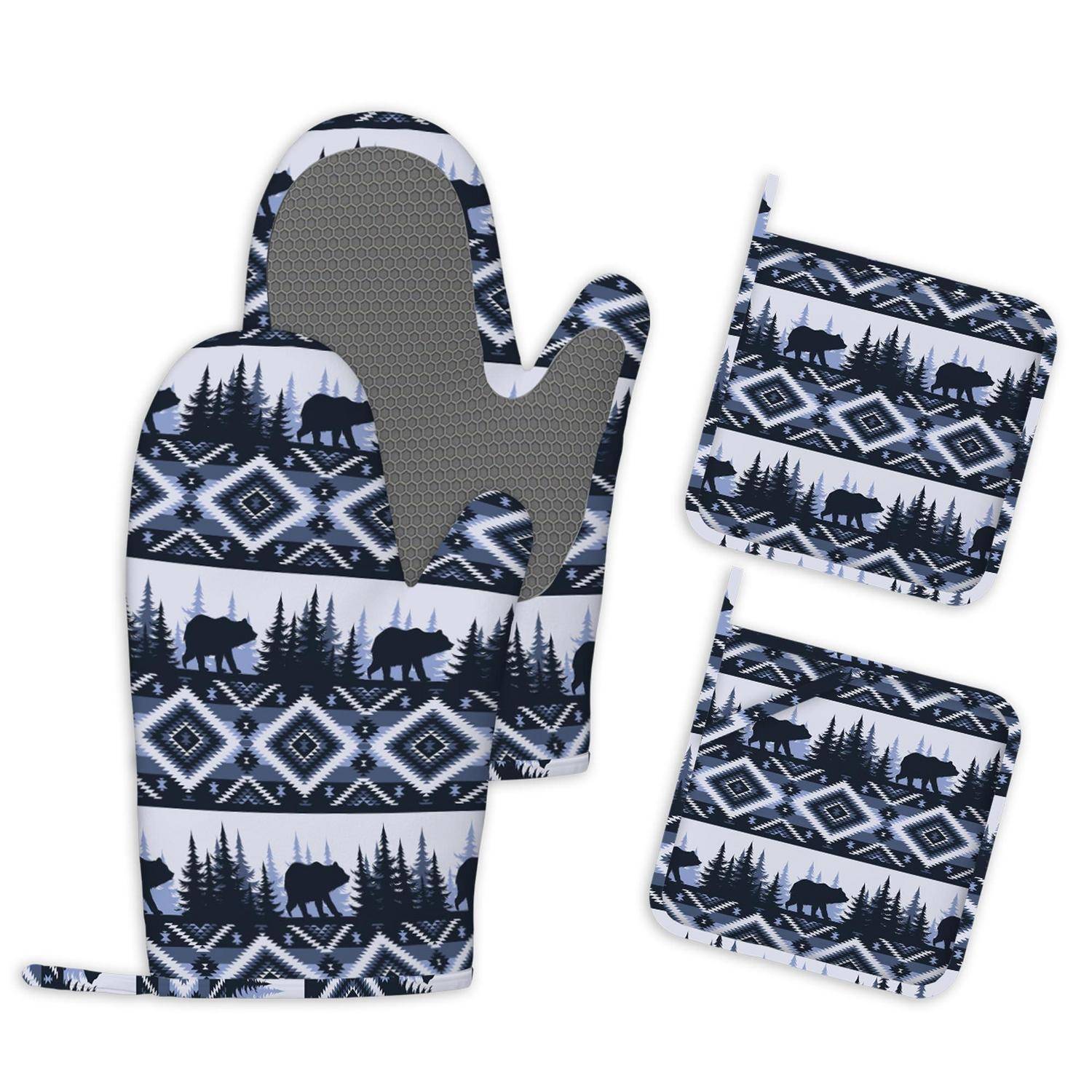 Zwei passende gemusterte Ofenhandschuhe und zwei quadratische Topflappen in einem marineblauen Winterdesign mit Bären, Bäumen und geometrischen Streifen.