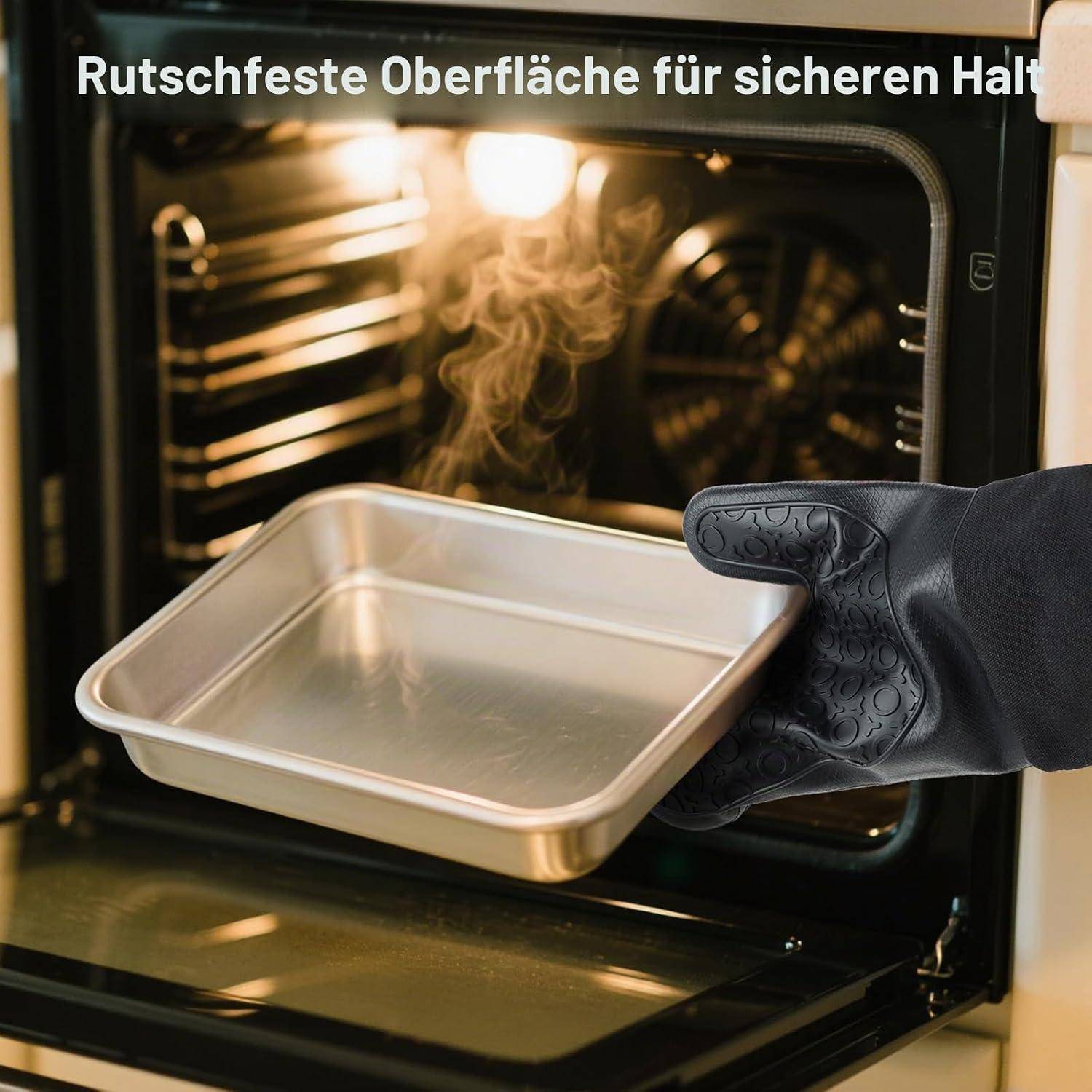 Ofenhandschuh hält ein Backblech in einem Ofen; der Text sagt „Rutschfeste Oberfläche für sicheren Halt