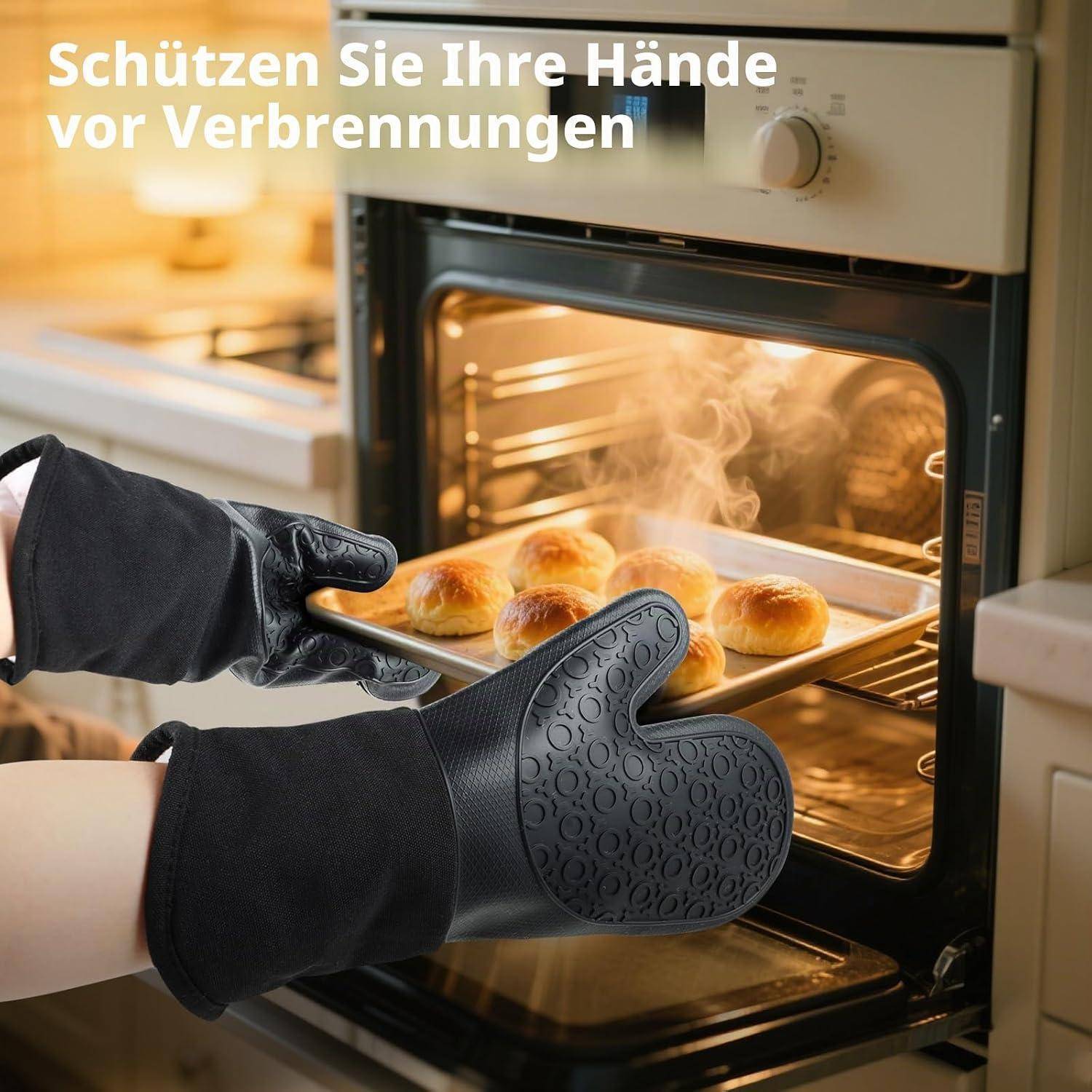 Behandschuhte Hände nehmen ein heißes Backblech aus dem Ofen; deutscher Text sagt „Schützen Sie Ihre Hände vor Verbrennungen