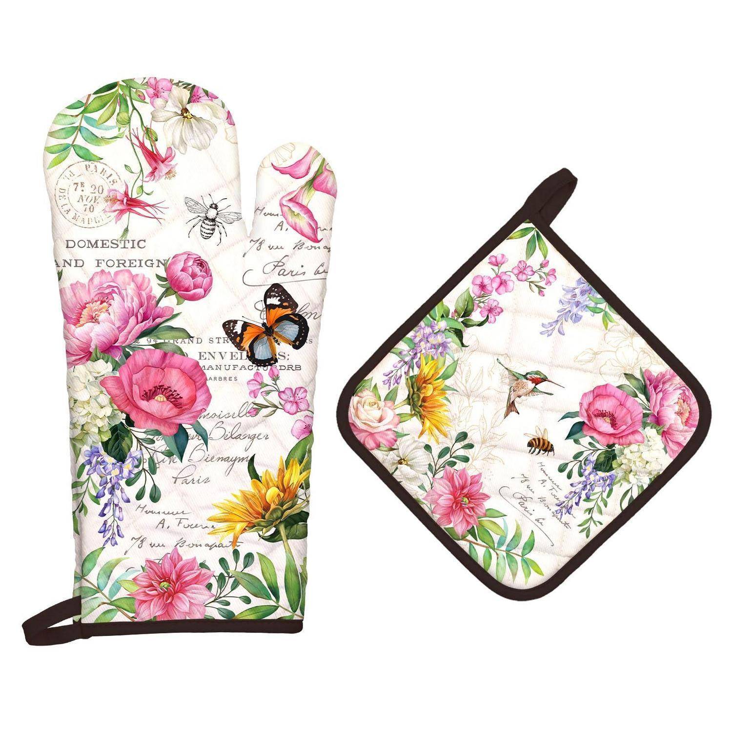 Blumiges Ofenhandschuh und passendes Topflappen mit Schmetterlings- und Kolibridruck auf weißem Hintergrund.